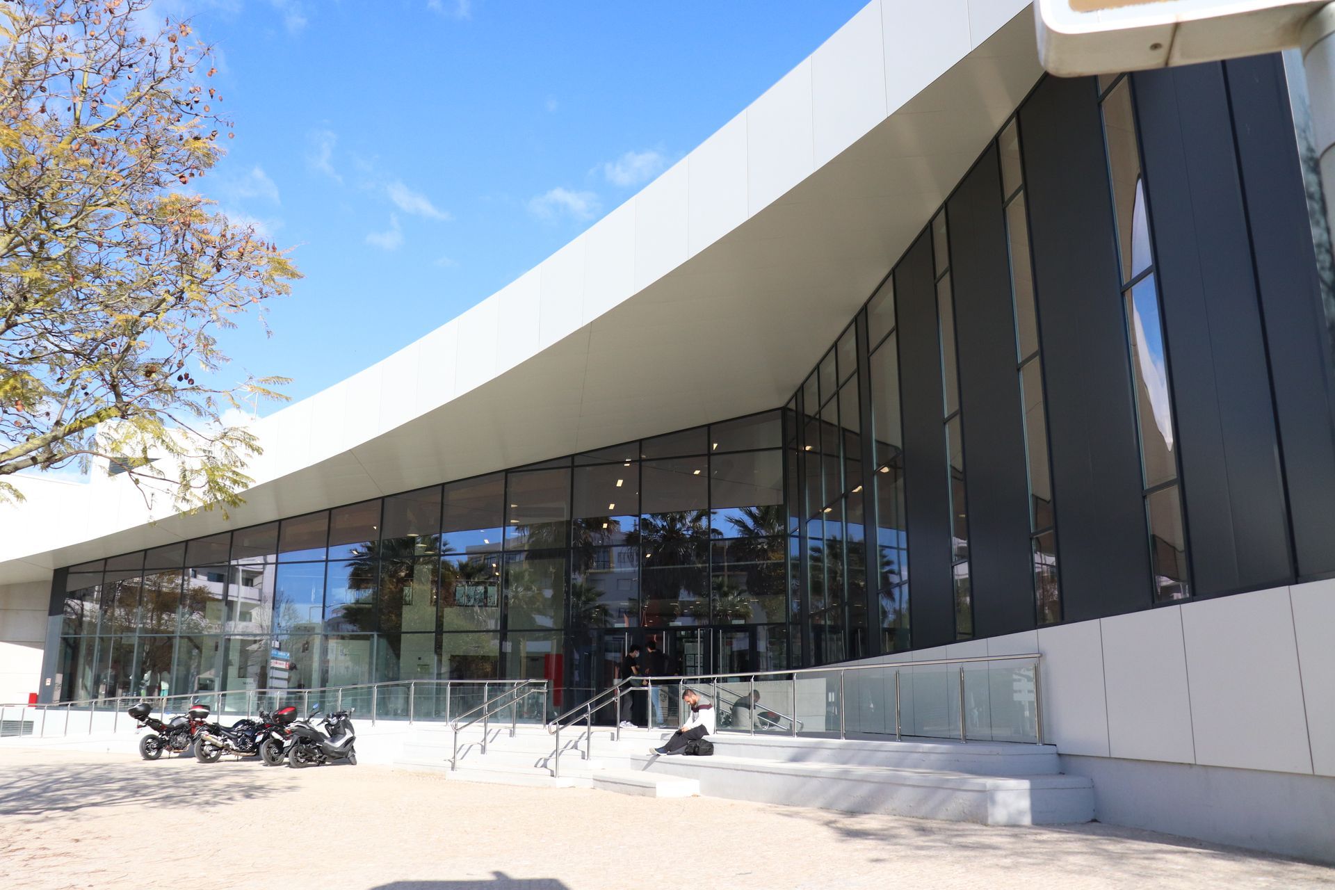 Caixilharia em alumínio e pvc, estores exteriores e interiores.