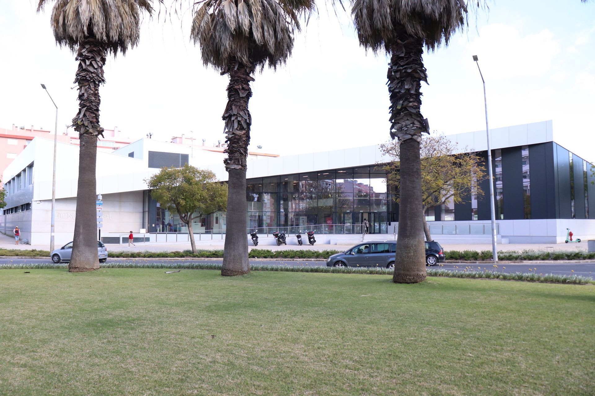 Caixilharia em alumínio e pvc, estores exteriores e interiores.