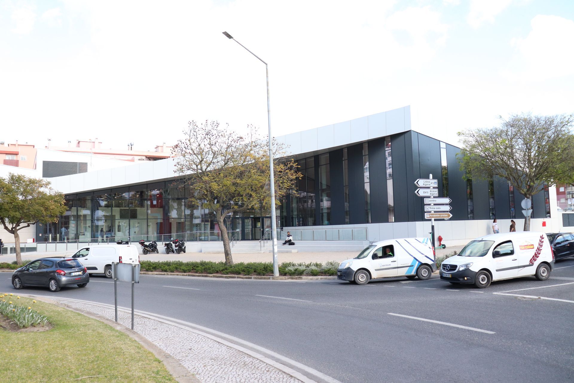 Caixilharia em alumínio e pvc, estores exteriores e interiores.