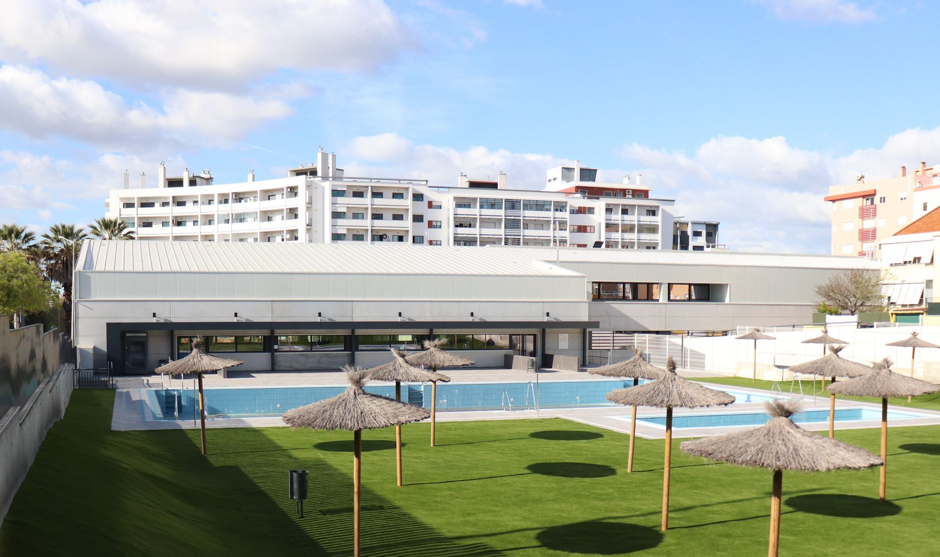 Caixilharia em alumínio e pvc, estores exteriores e interiores.