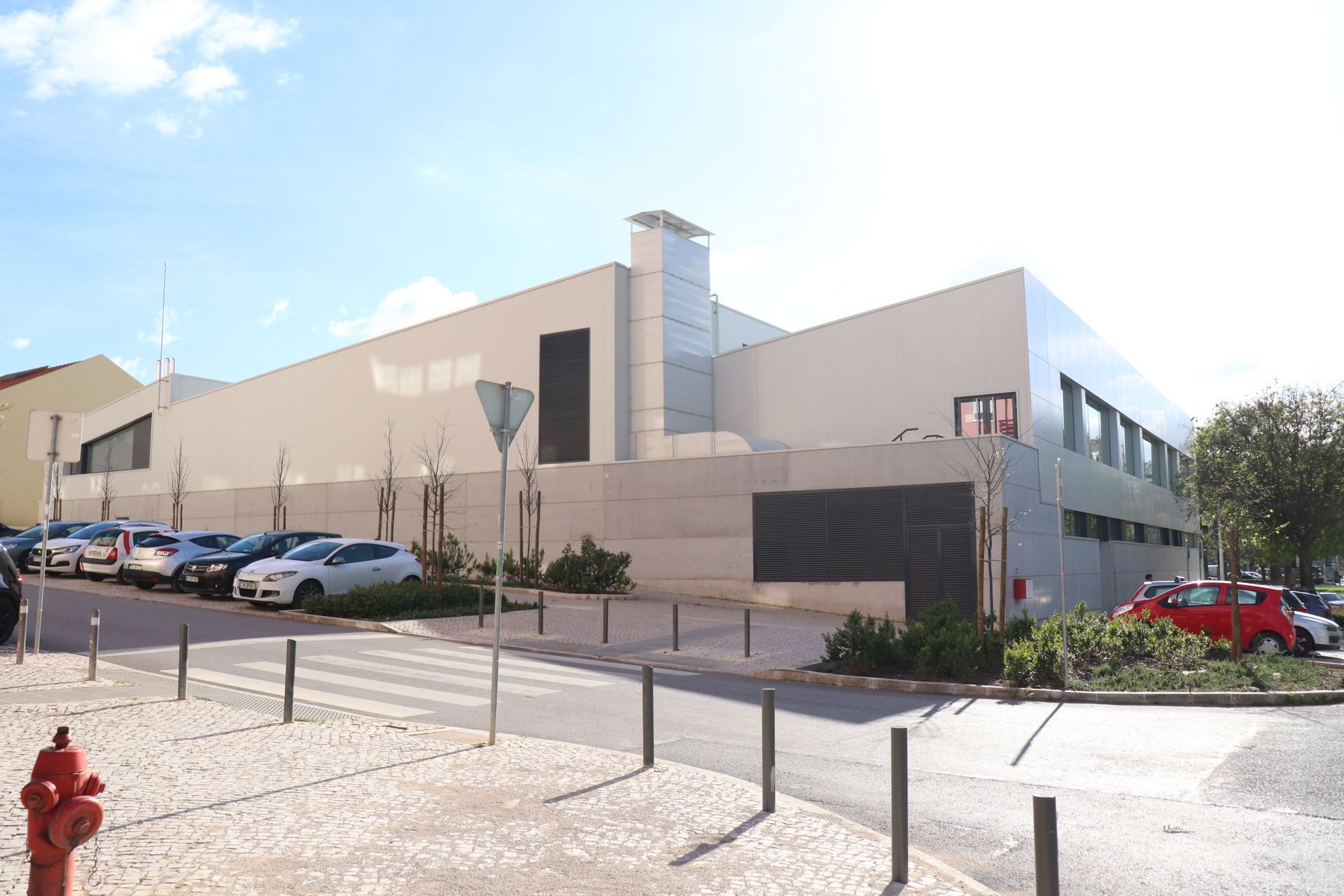 Caixilharia em alumínio e pvc, estores exteriores e interiores.