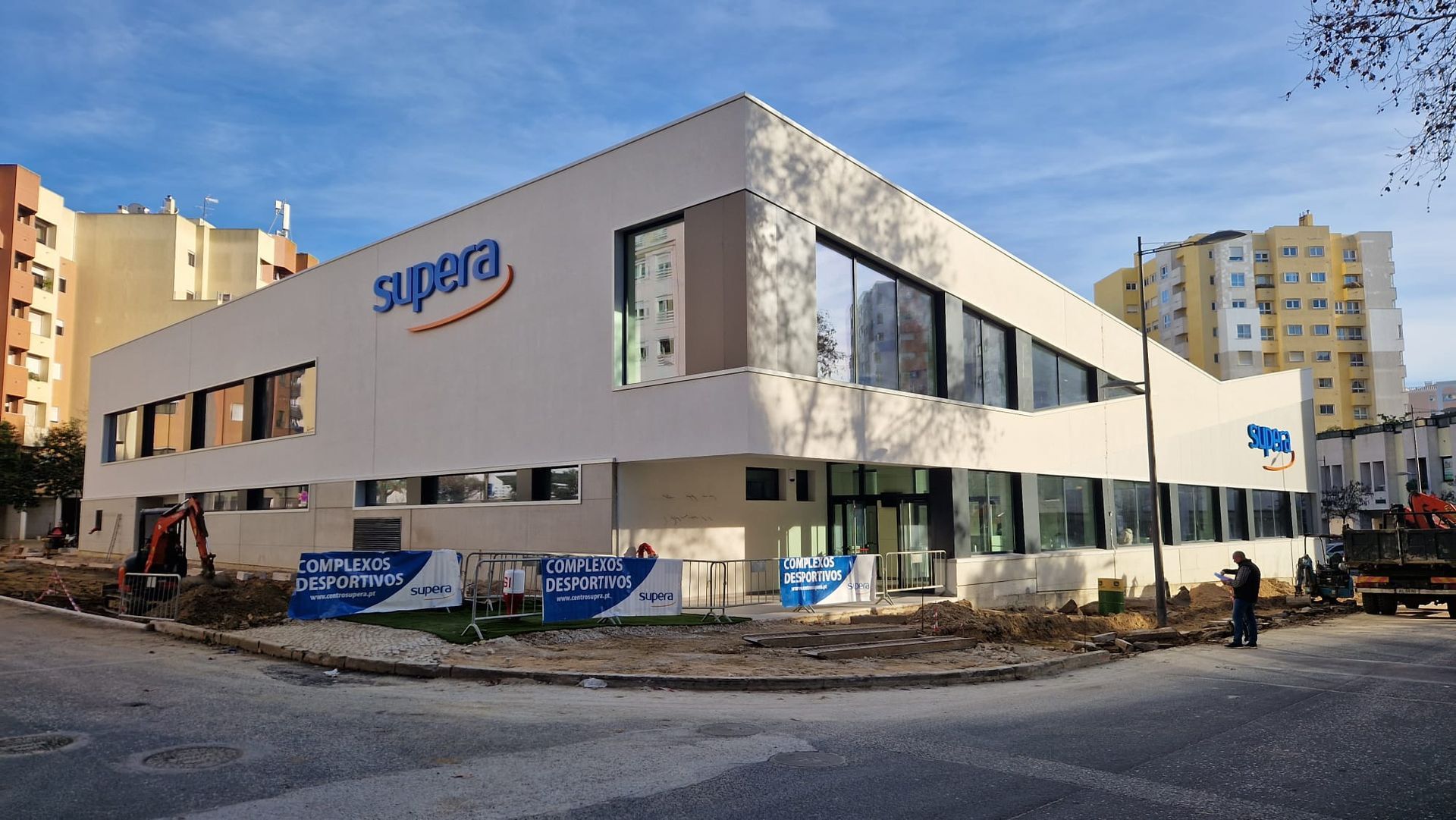 Caixilharia em alumínio e pvc, estores exteriores e interiores.