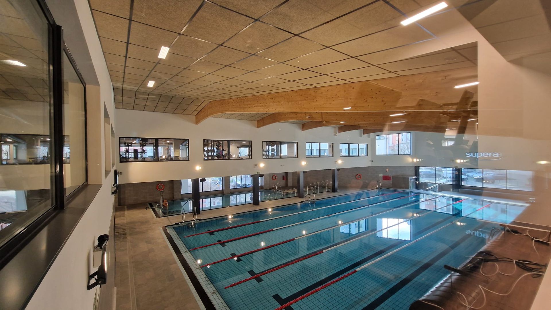 Caixilharia em alumínio e pvc, estores exteriores e interiores.