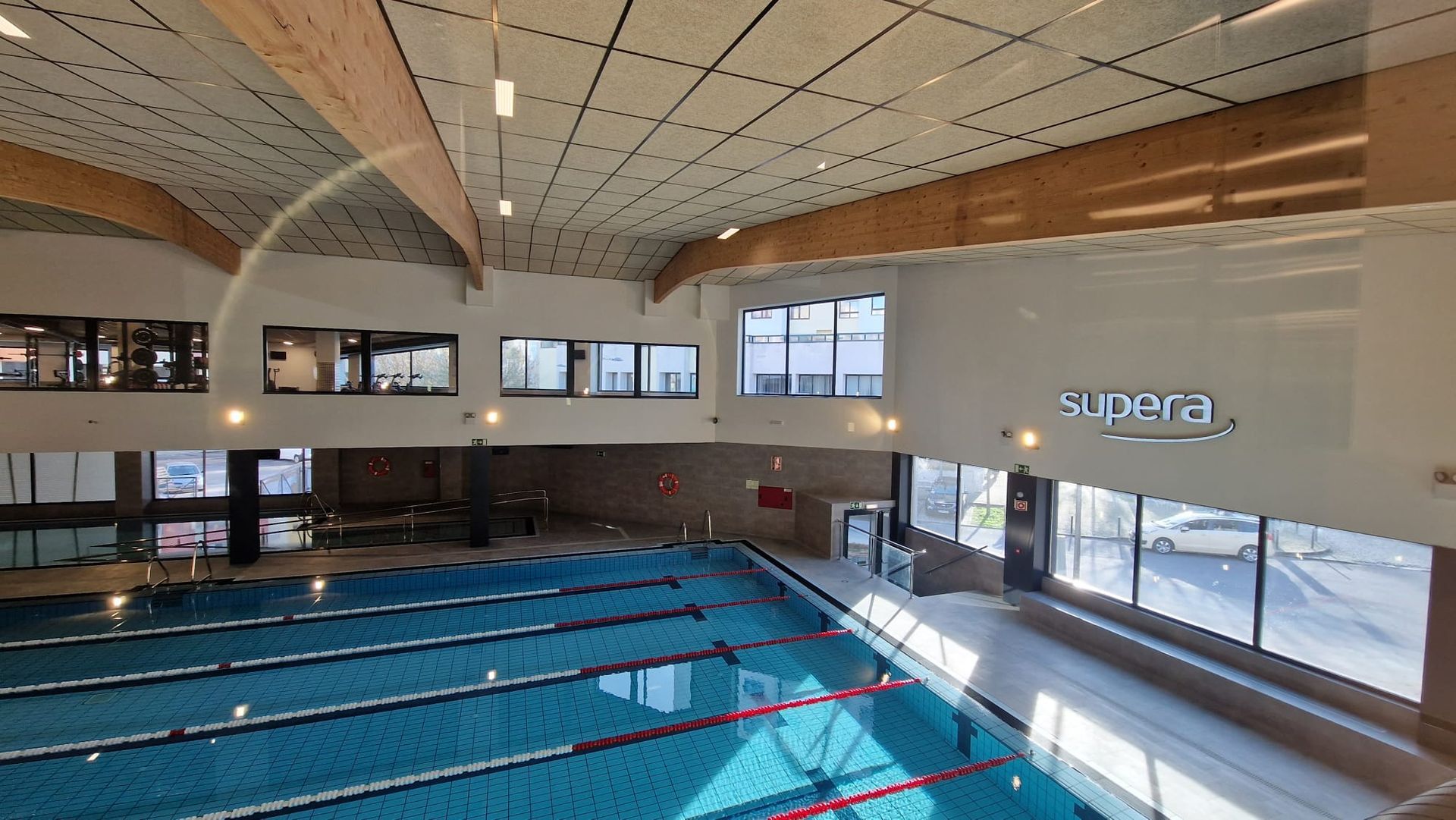 Caixilharia em alumínio e pvc, estores exteriores e interiores.