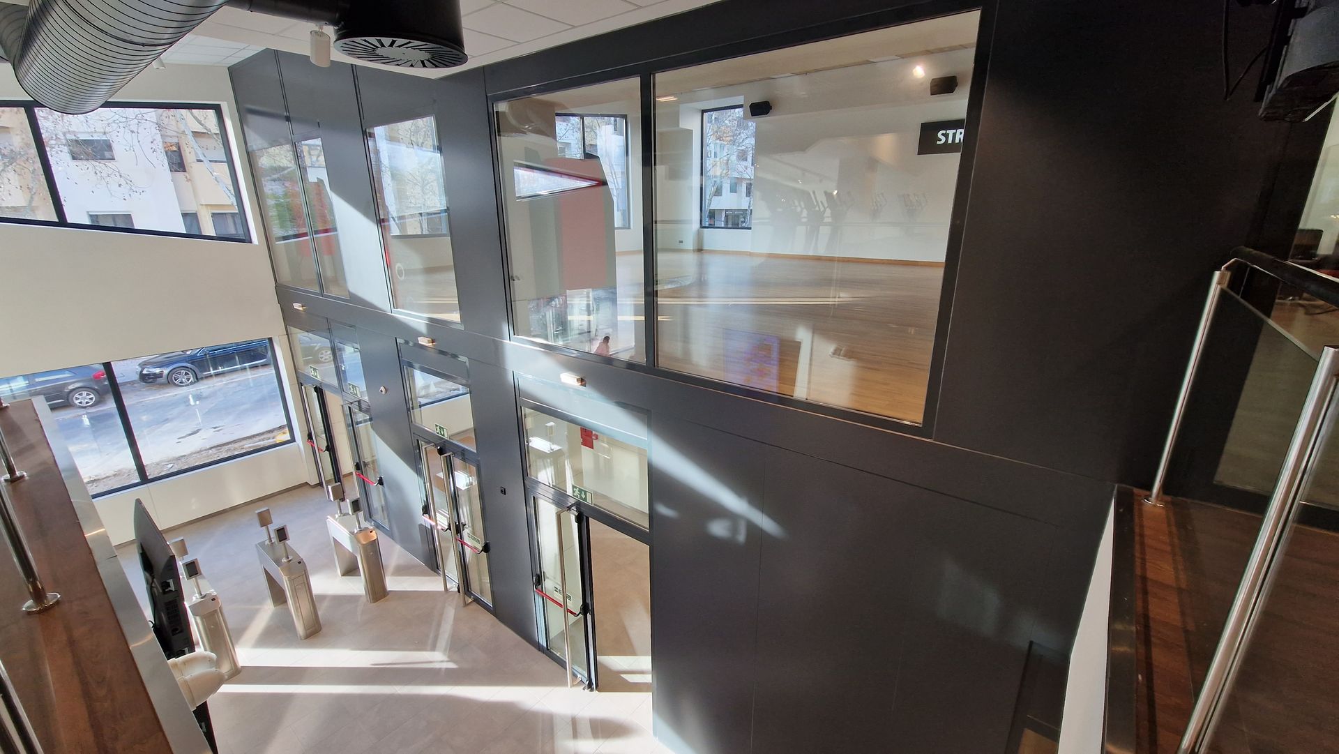 Caixilharia em alumínio e pvc, estores exteriores e interiores.