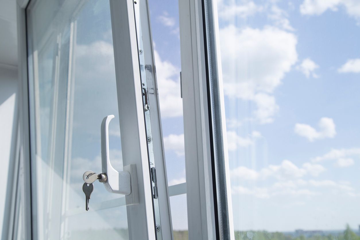 Caixilharia em alumínio e pvc, estores exteriores e interiores.