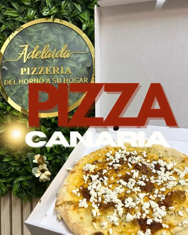 Pizza de la Pizzería Adelarda, Islas Canarias, en caja abierta. La pizza lleva carne y queso.