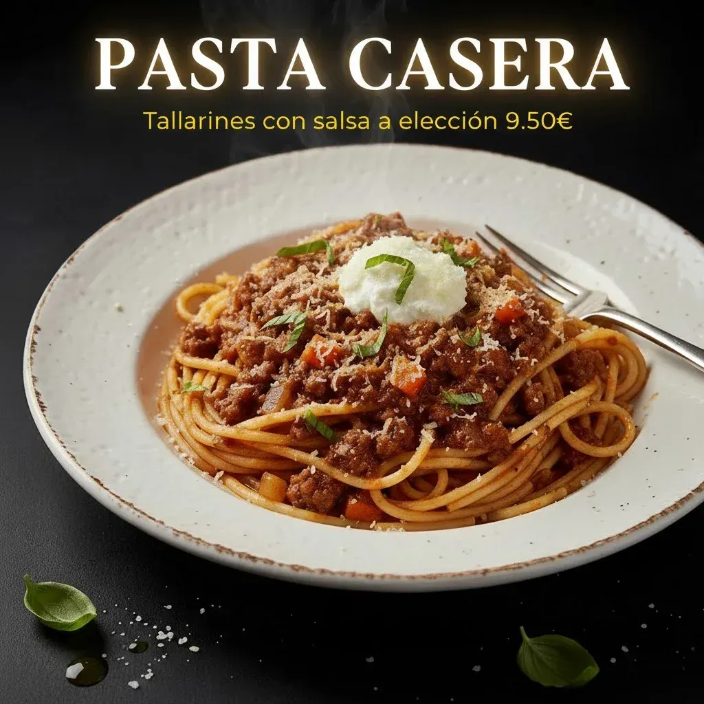 Plato de espaguetis con salsa de carne, cubierto con queso rallado y una cucharada de crema, con el tenedor a un lado.