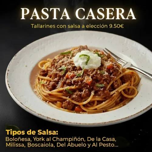 Plato de pasta con salsa boloñesa, servido en un bol blanco. El menú incluye la lista de salsas y precios.