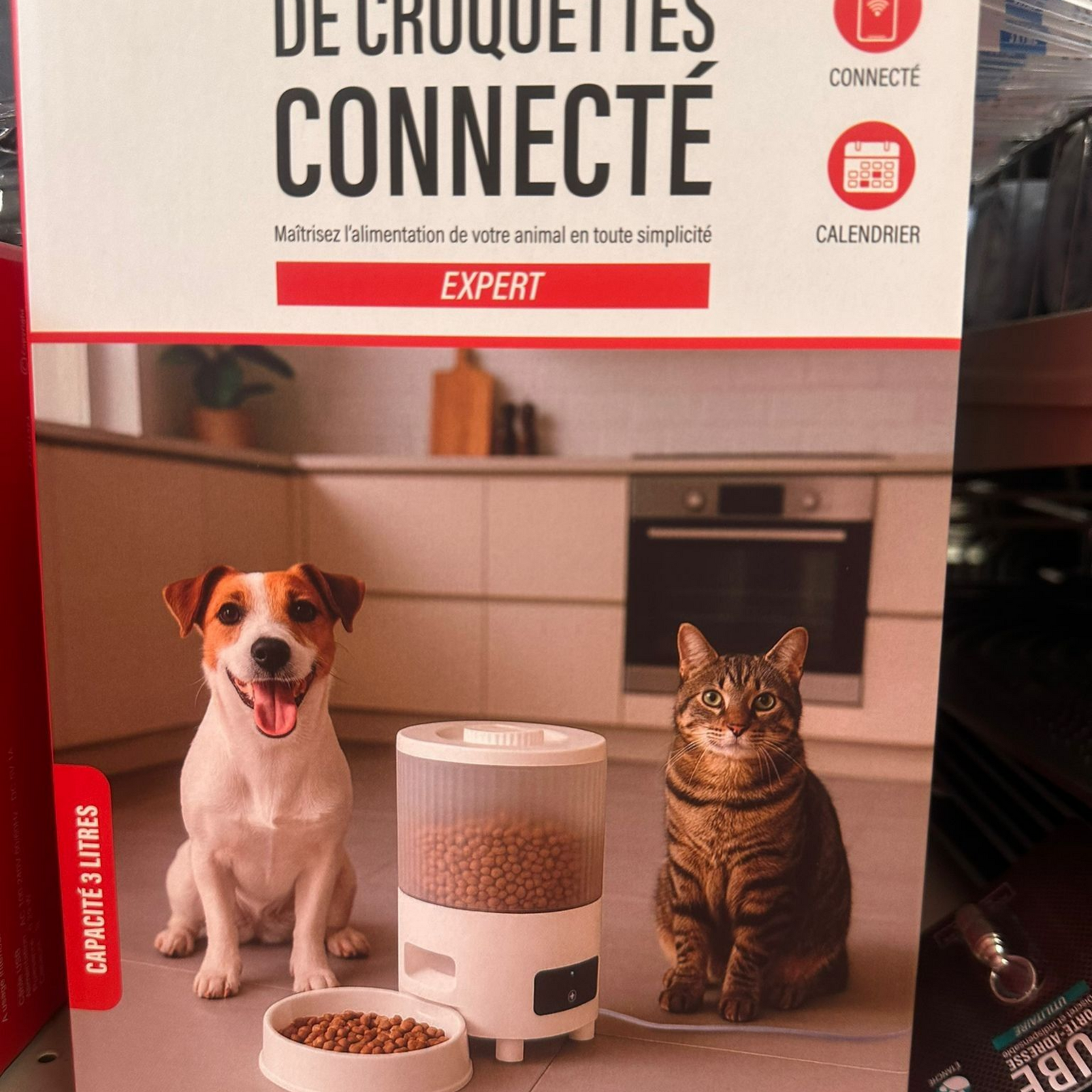 Boîte pour distributeur automatique de croquettes connecté.