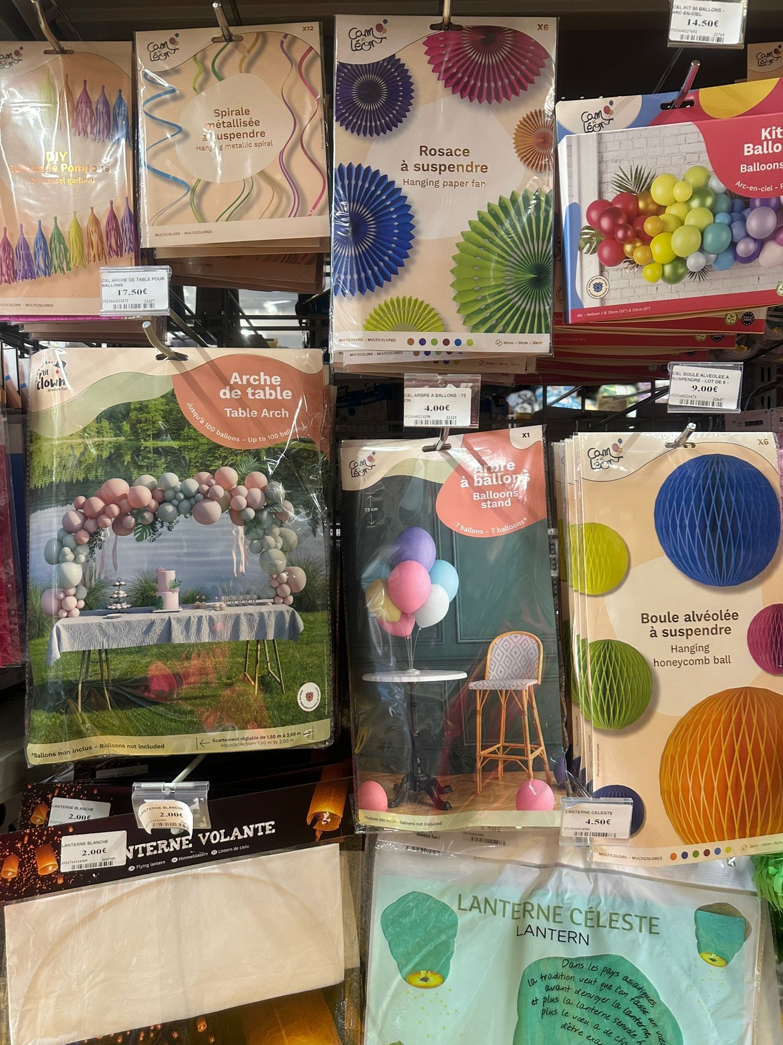 Présentoir de décorations de tables colorées à motifs disposés sur les étagères.