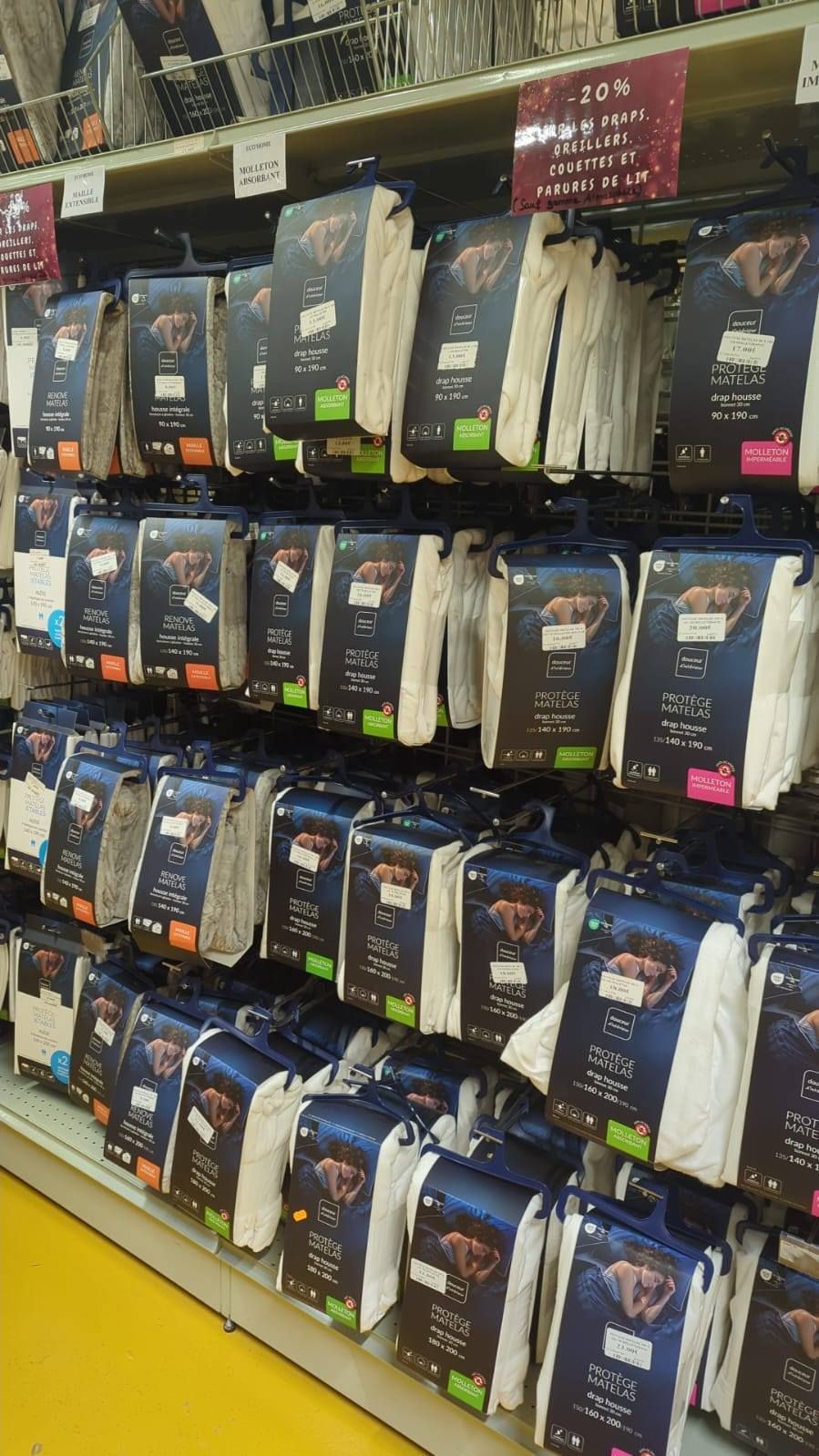 Protège-matelas, draps housses et housses intégrales dans un rayon de magasin.