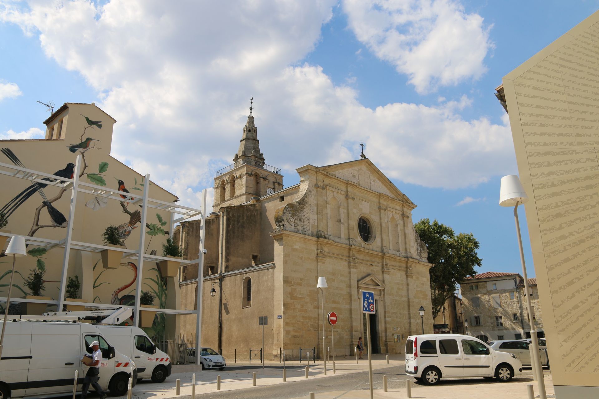 Église en pierre située dans une rue ensoleillée de Lunel.
