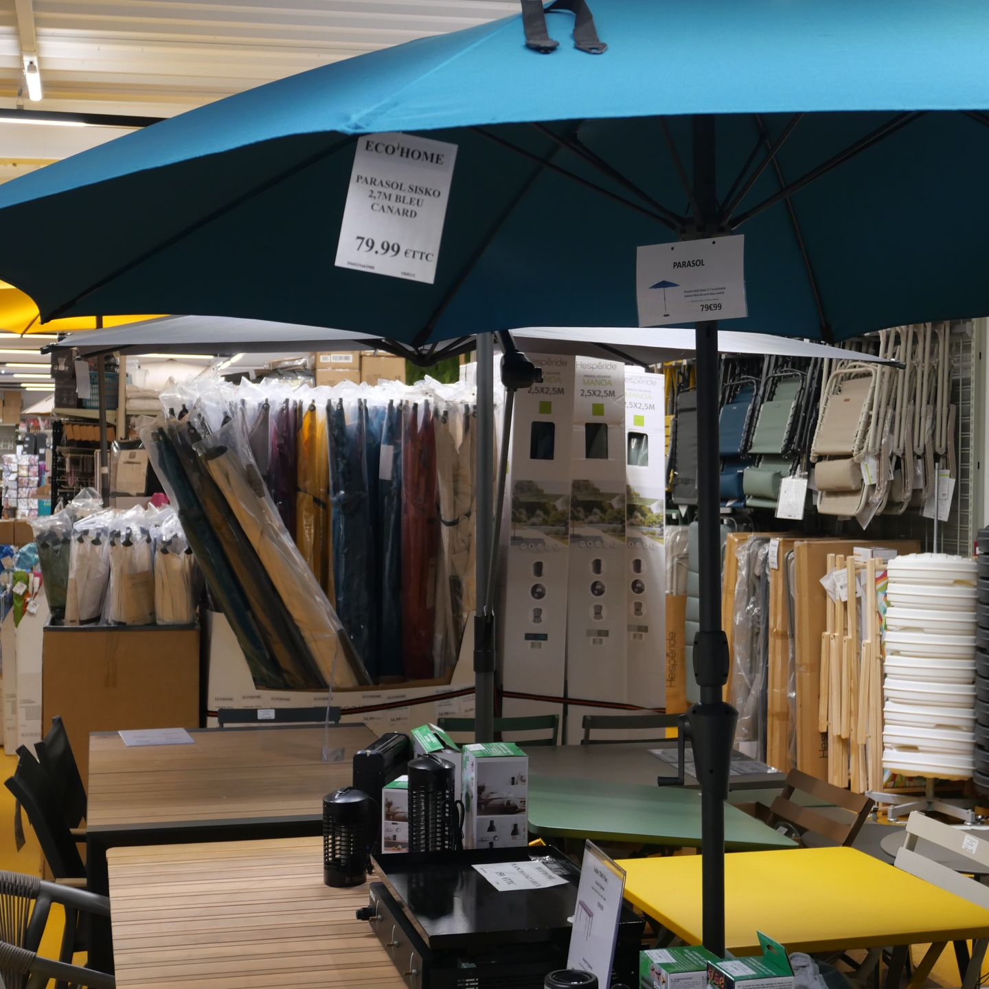 Grand parasol turquoise.