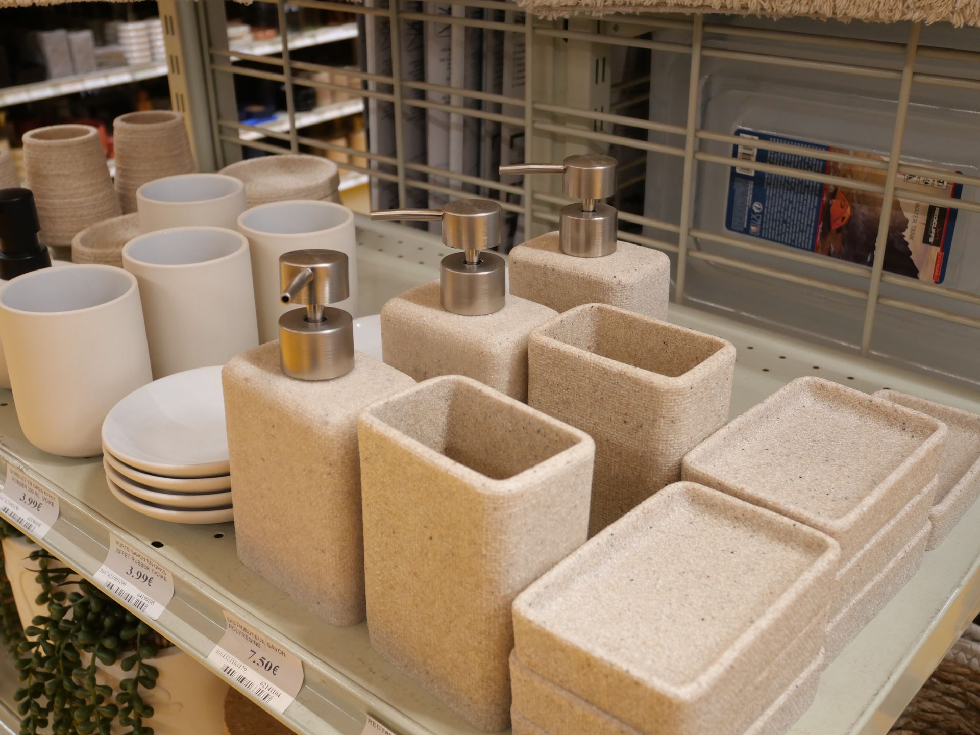 Verres, pots, distributeurs de savon et porte-savon.