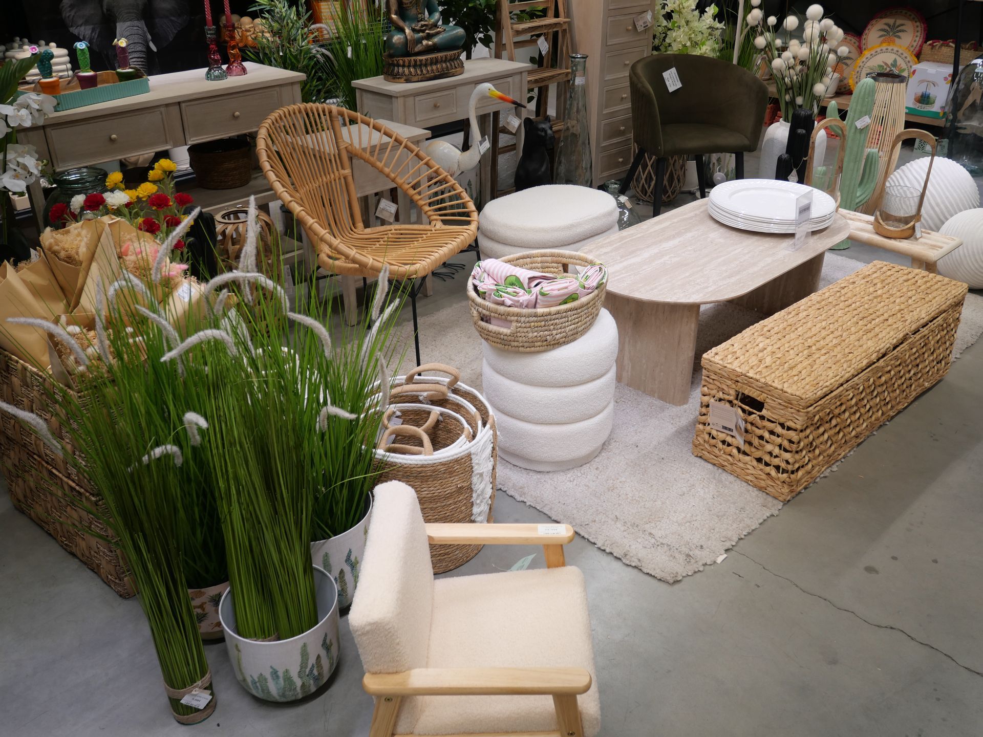 Mobilier, meuble en osier, table imitation bois et paniers tressés dans un magasin.