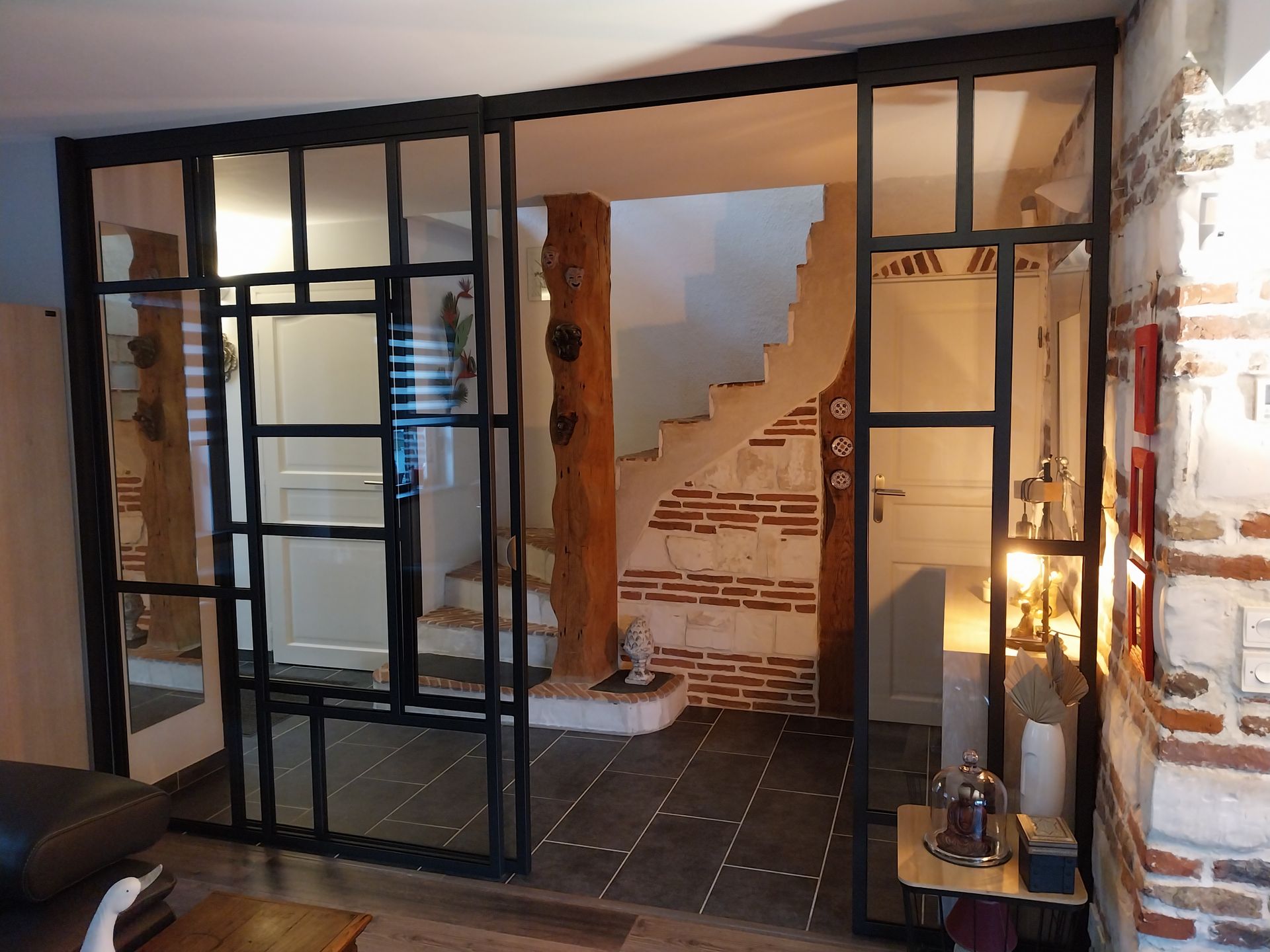 Cloison vitrée inspirée de l'artiste Mondrian avec une porte coulissante ouverte