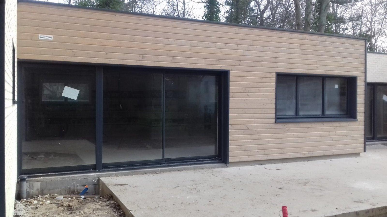 Baie vitrée et fenêtre au cadre en aluminium noir