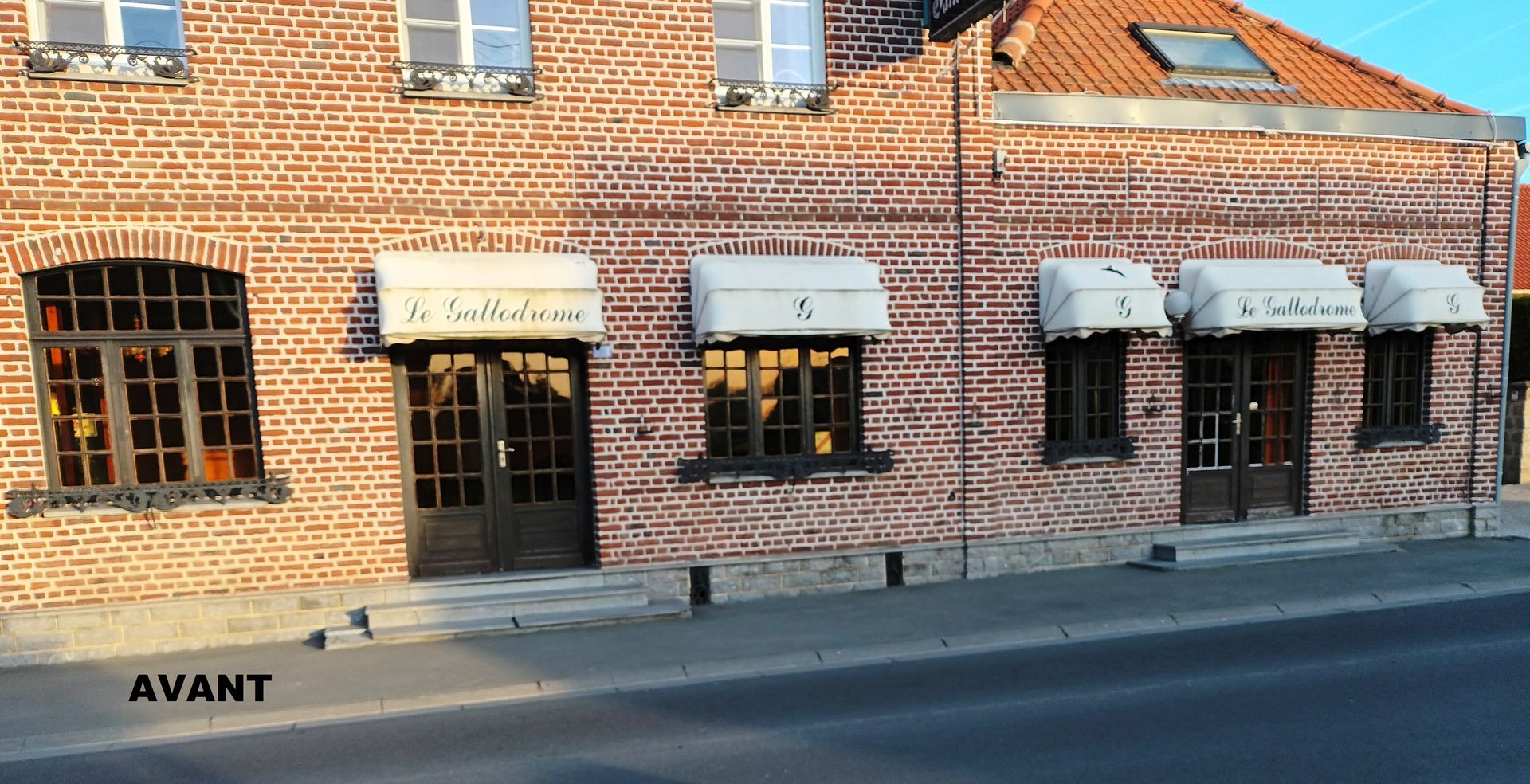 Une maison et ses menuiseries extérieures avant rénovation