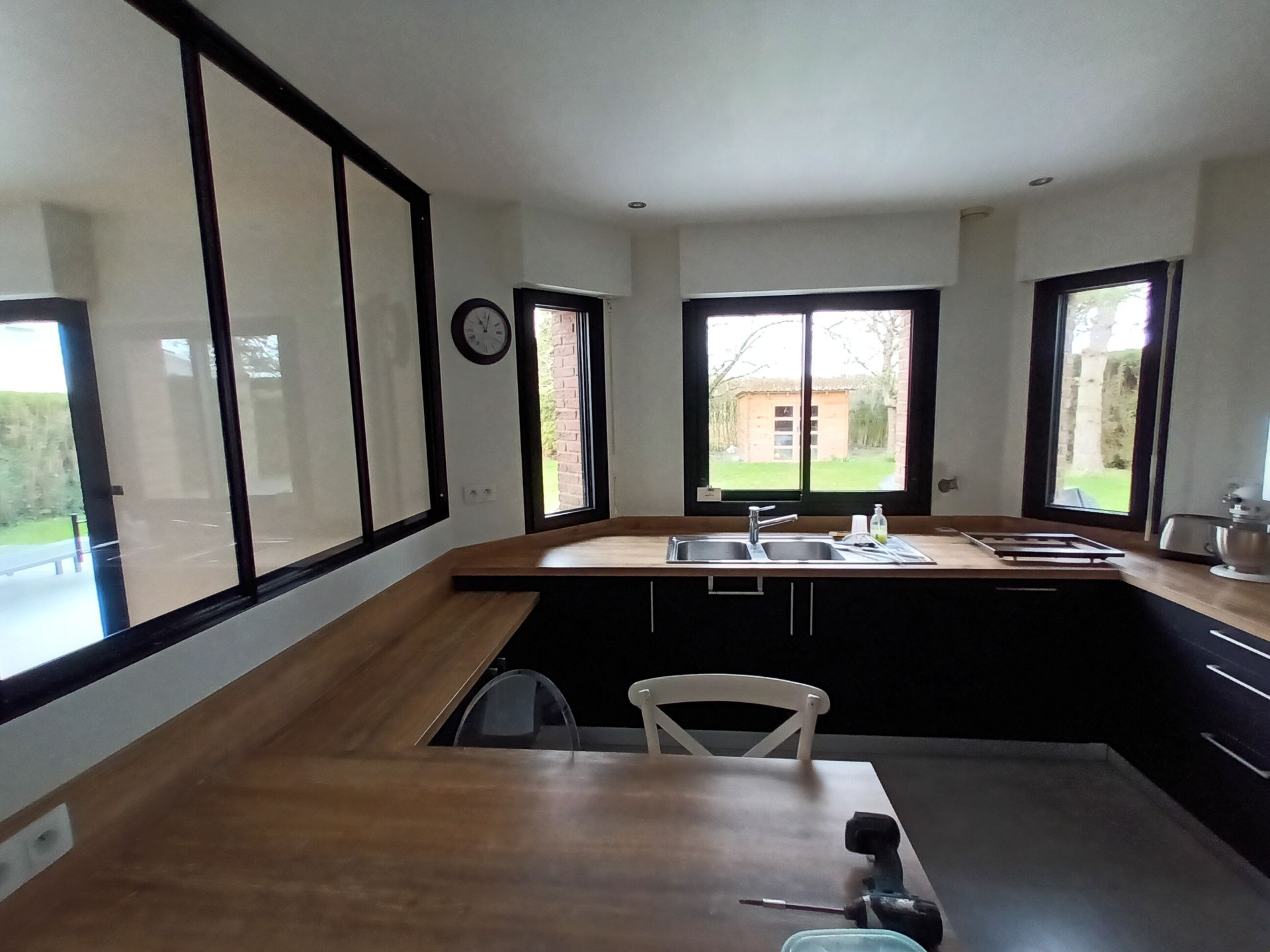 Menuiserie en aluminium vu depuis l'intérieur