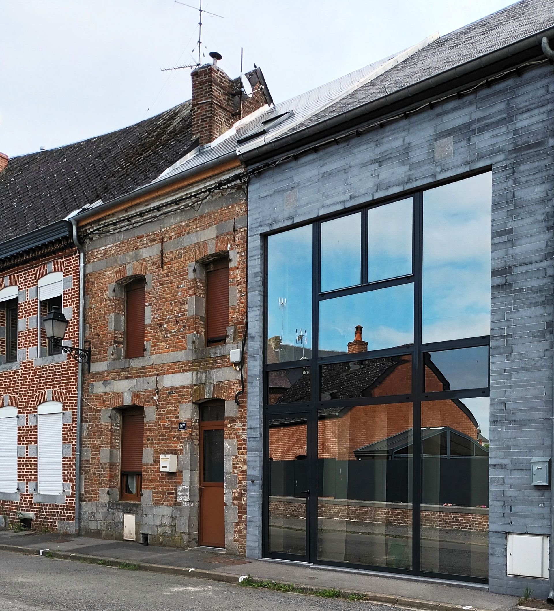 Grande baie vitrée sur la façade d'un bâtiment