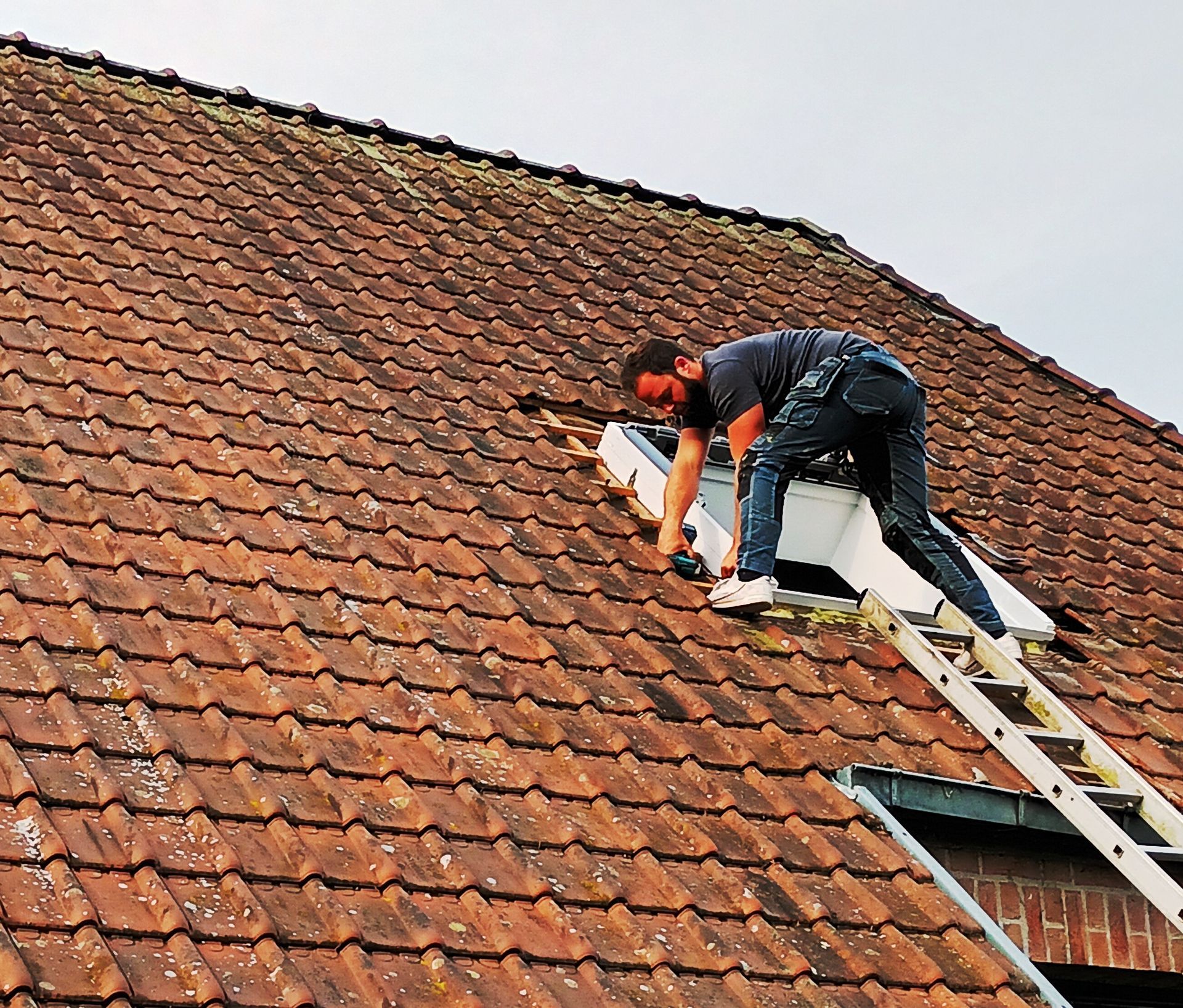 Artisan procédant à l'installation d'un Velux®