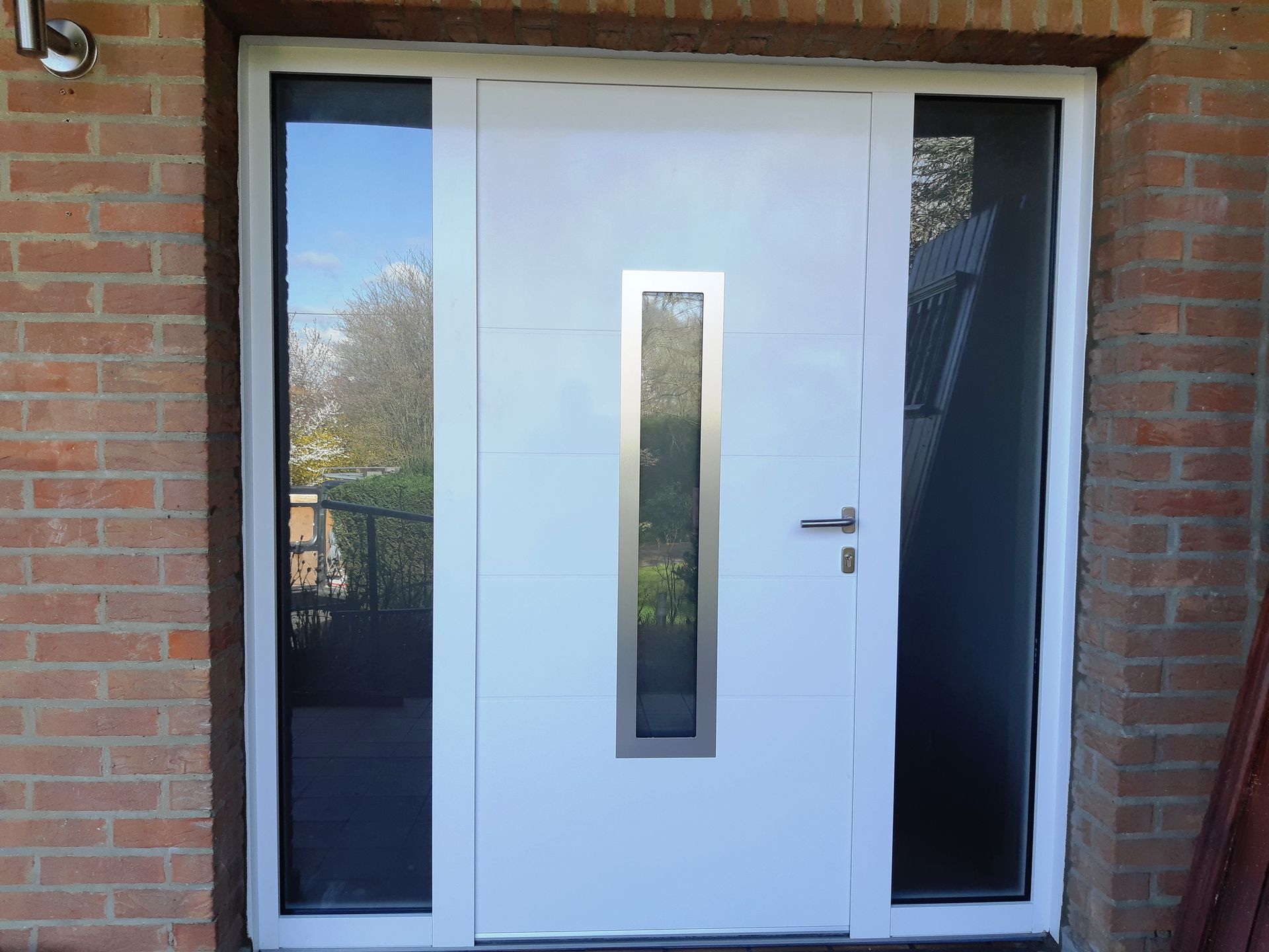 Porte alu blanche avec deux tierces fixes vitrées