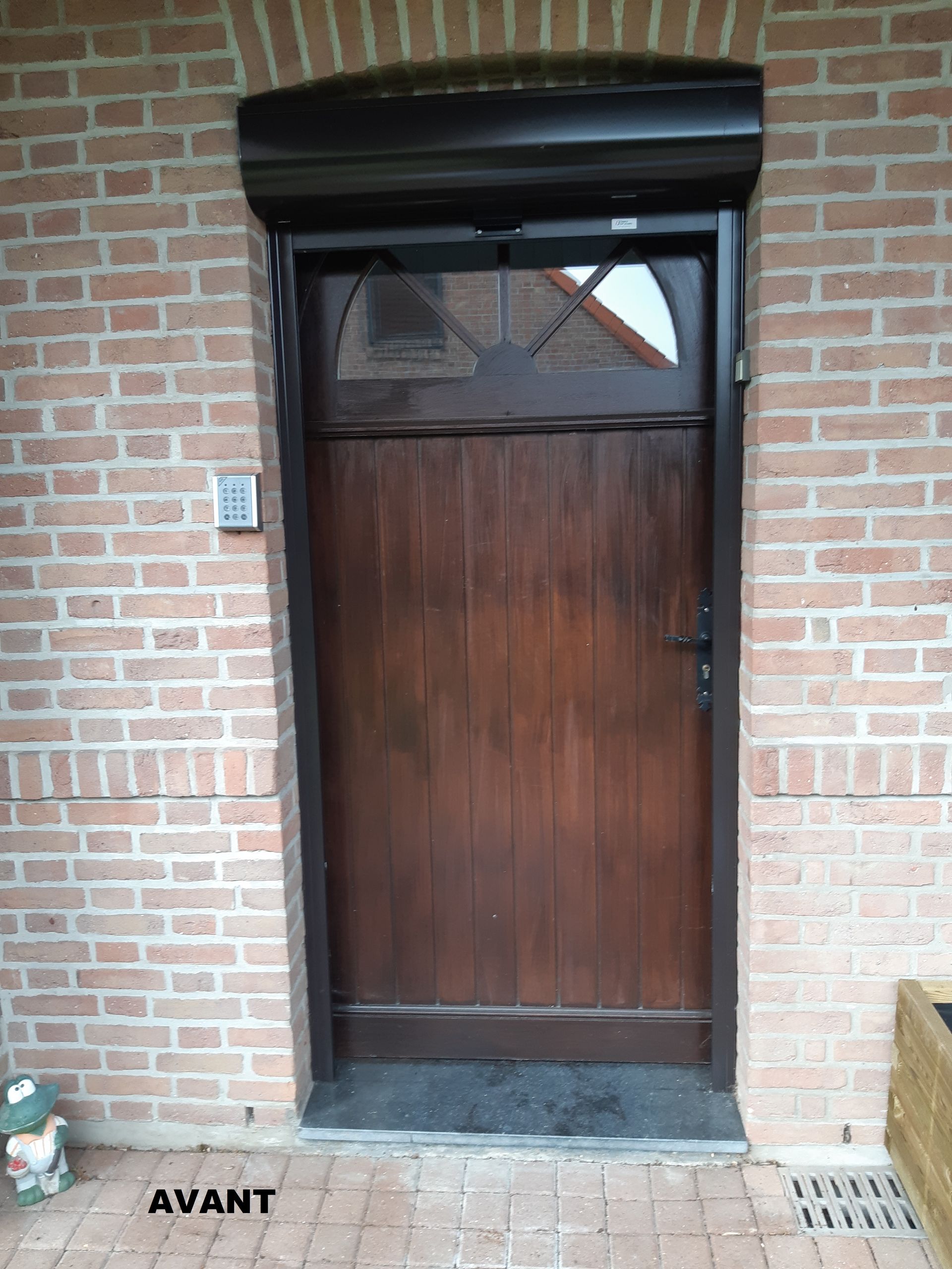 Porte d'entrée en bois avant remplacement