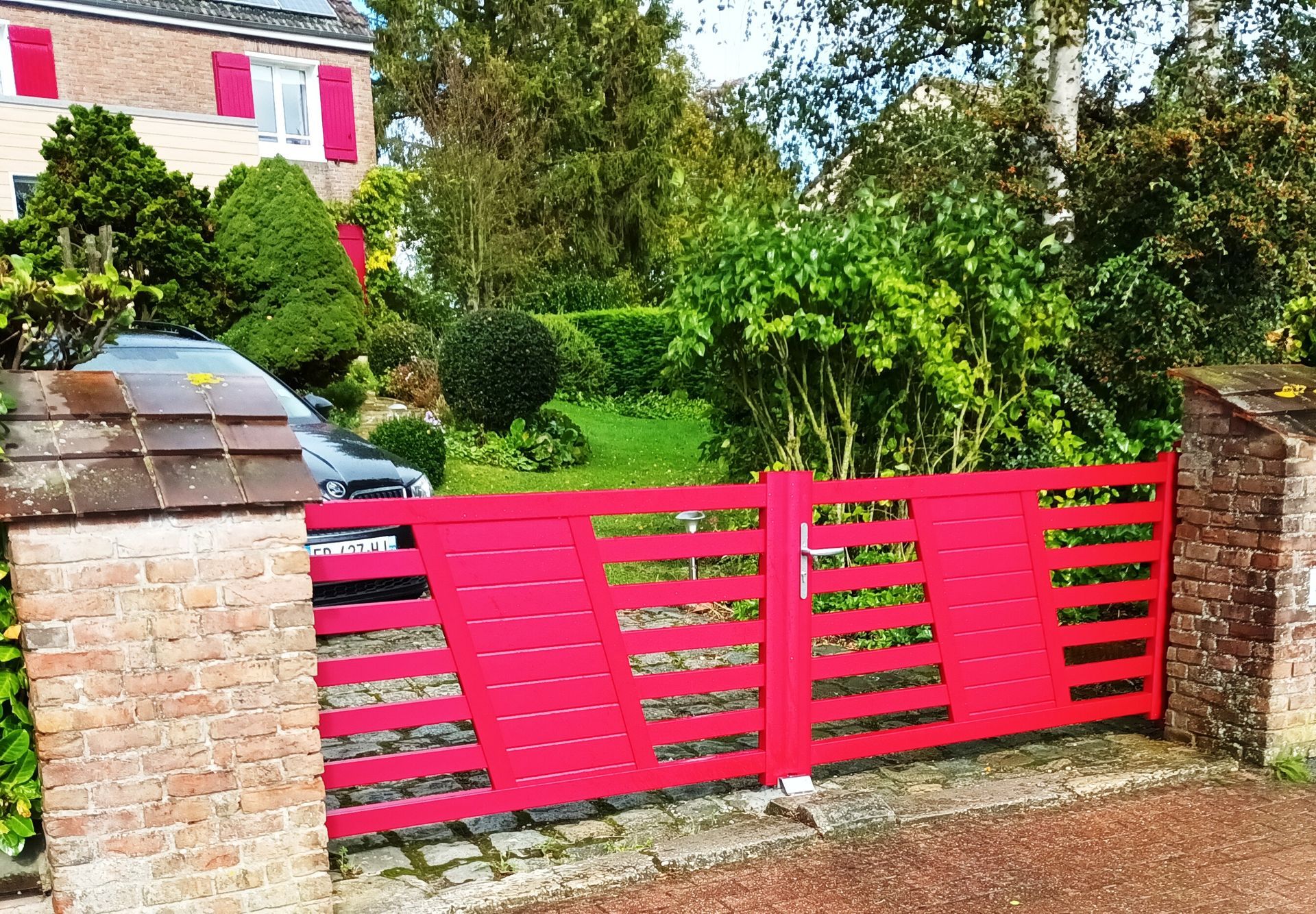 Portail battant de couleur rouge