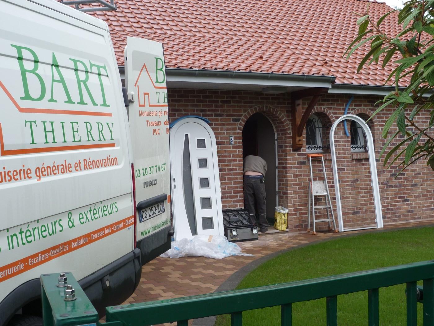Un camion de la menuiserie Bart stationné devant une maison pour le changement d'une porte d'entrée