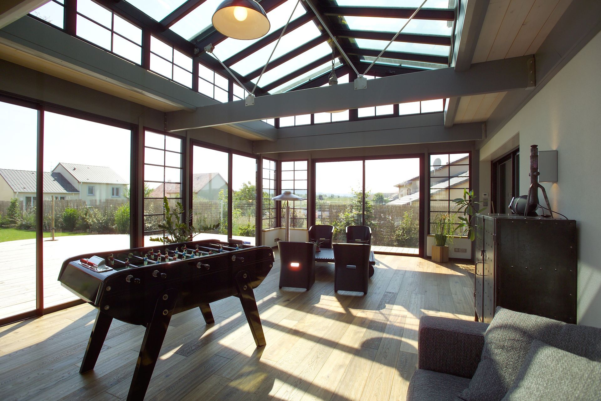 Vue de rue de la façade d'un magasin Avimuto. Une personne se tient à proximité.