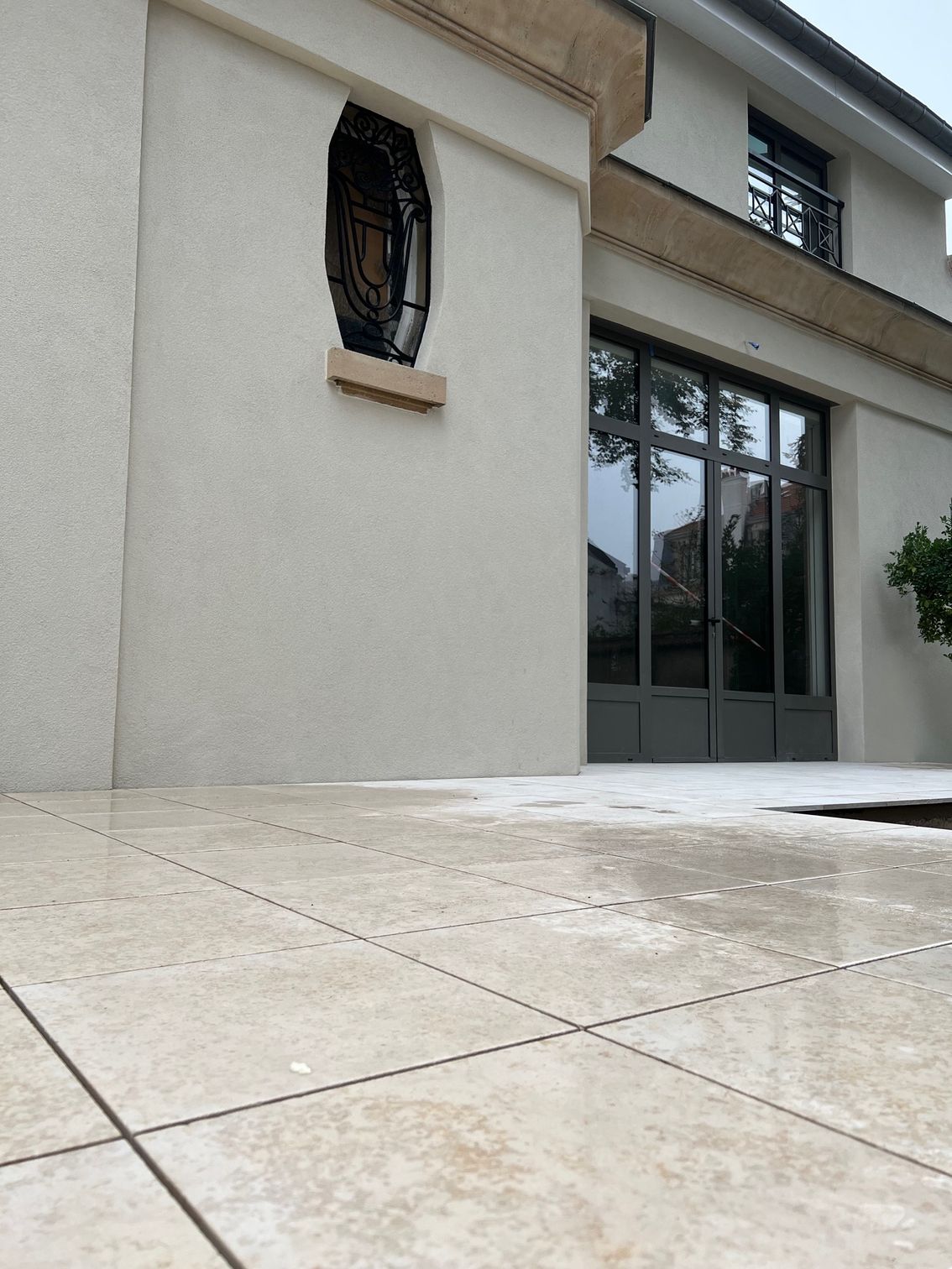 Porte à panneau blanc avec poignée et serrure, encastrée dans un mur en béton.