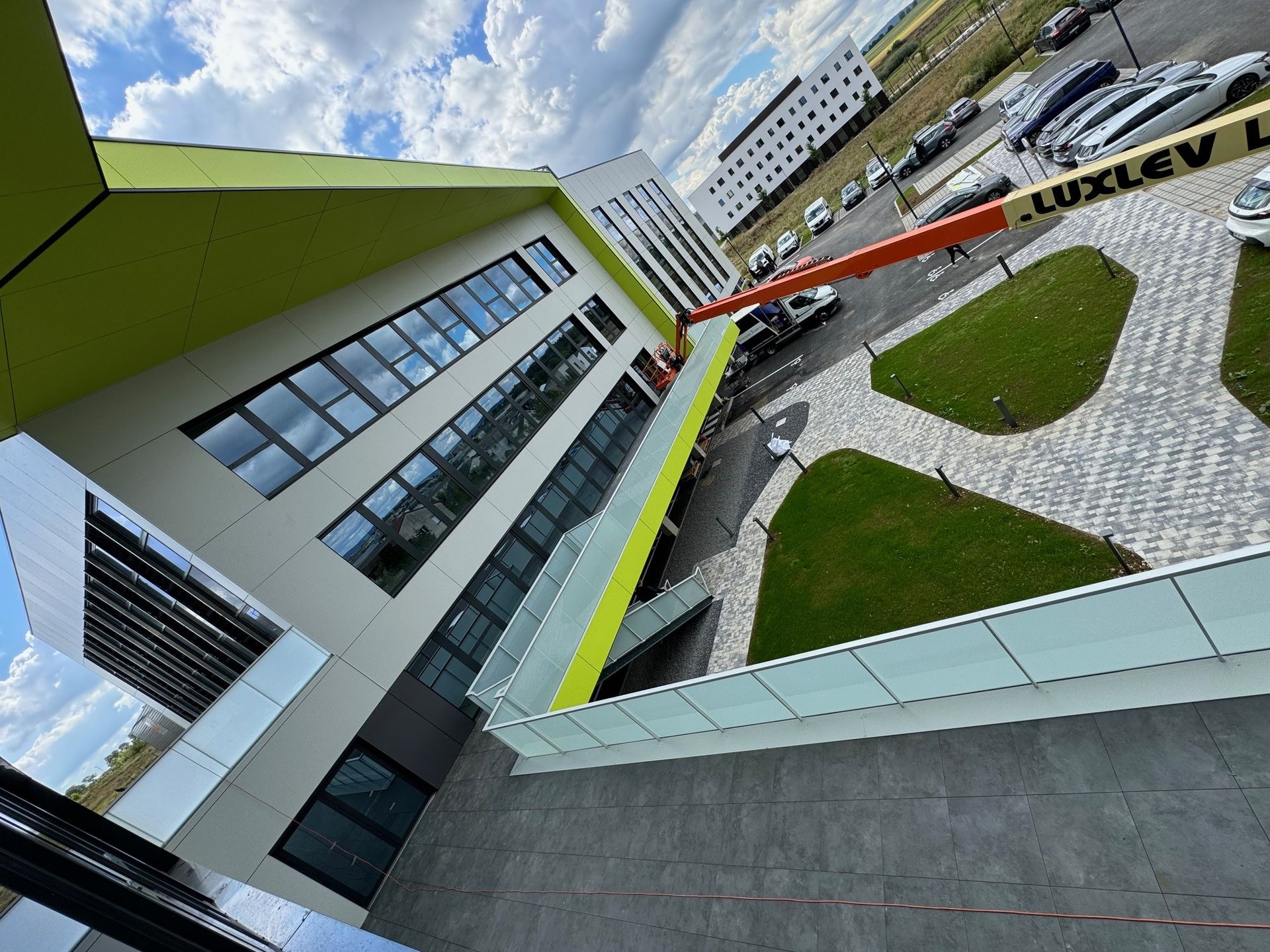 Portes doubles marron avec imposte vitrée, dans une façade en pierre, bâtiment numéro 51.