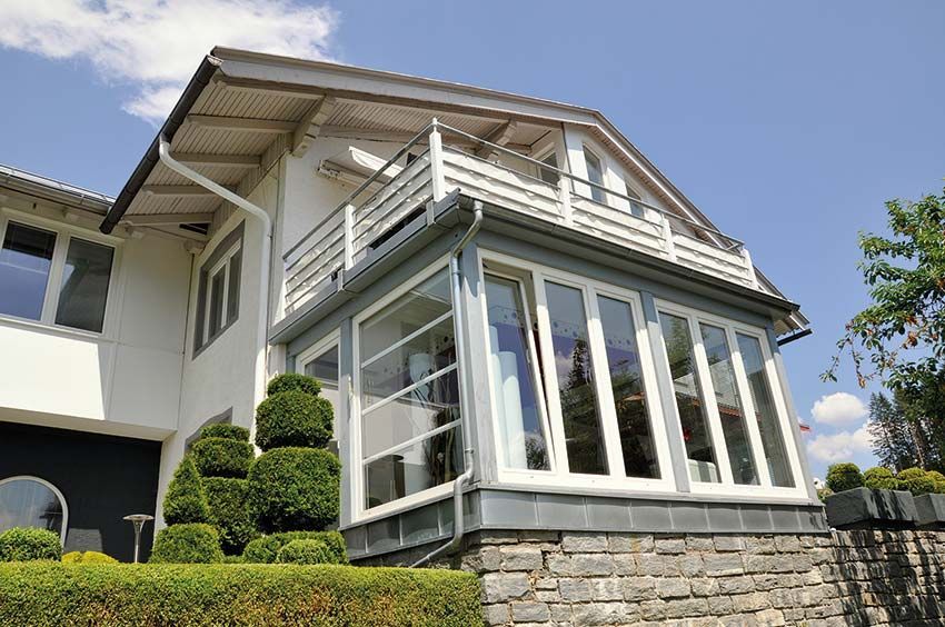 Page de brochure présentant les détails des fenêtres, leurs spécifications et une pièce avec une grande fenêtre.