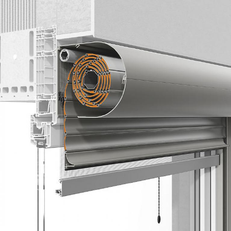 Vue en coupe d'un volet roulant gris au-dessus d'une fenêtre, montrant le store enroulé et ses mécanismes.