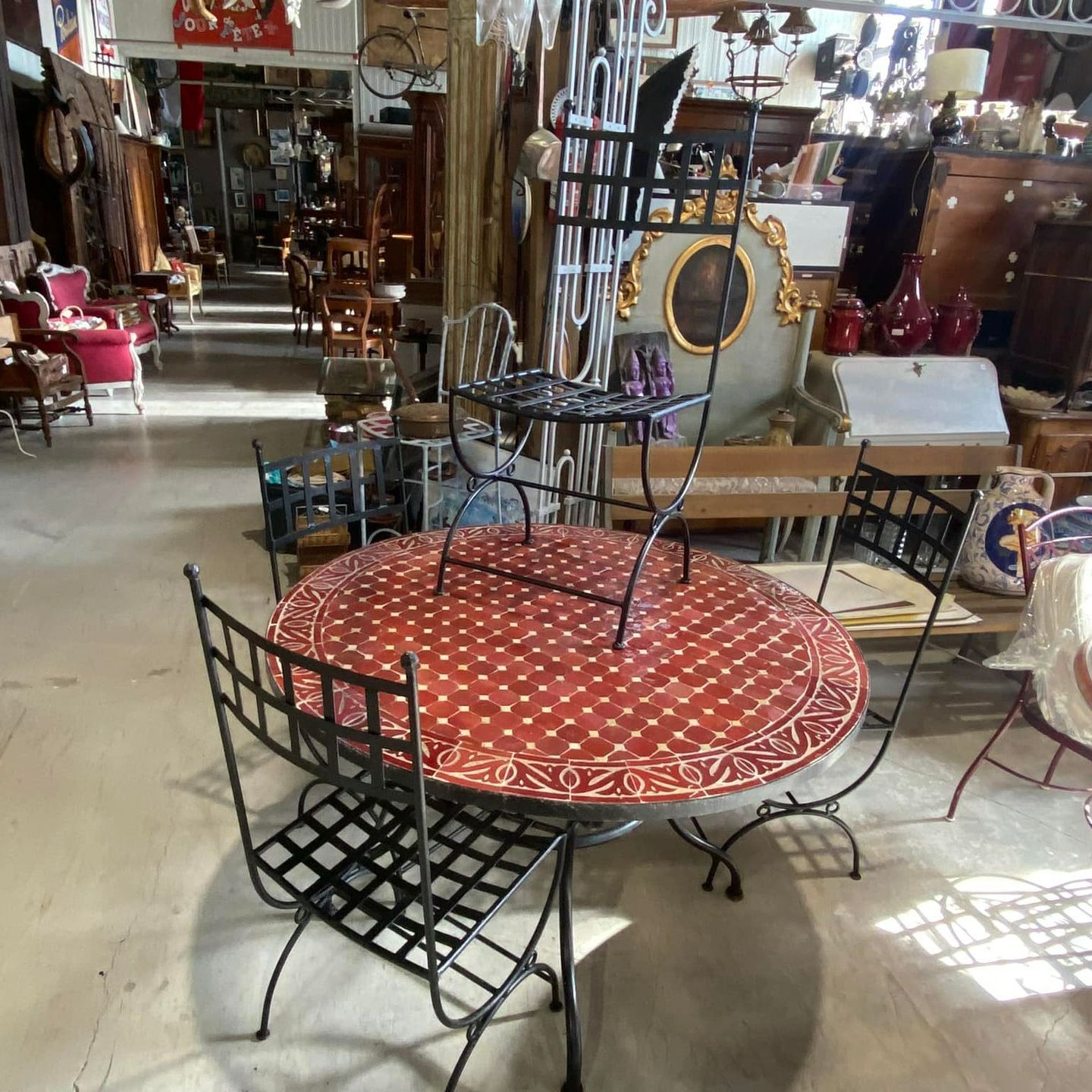 Table en mosaïque rouge