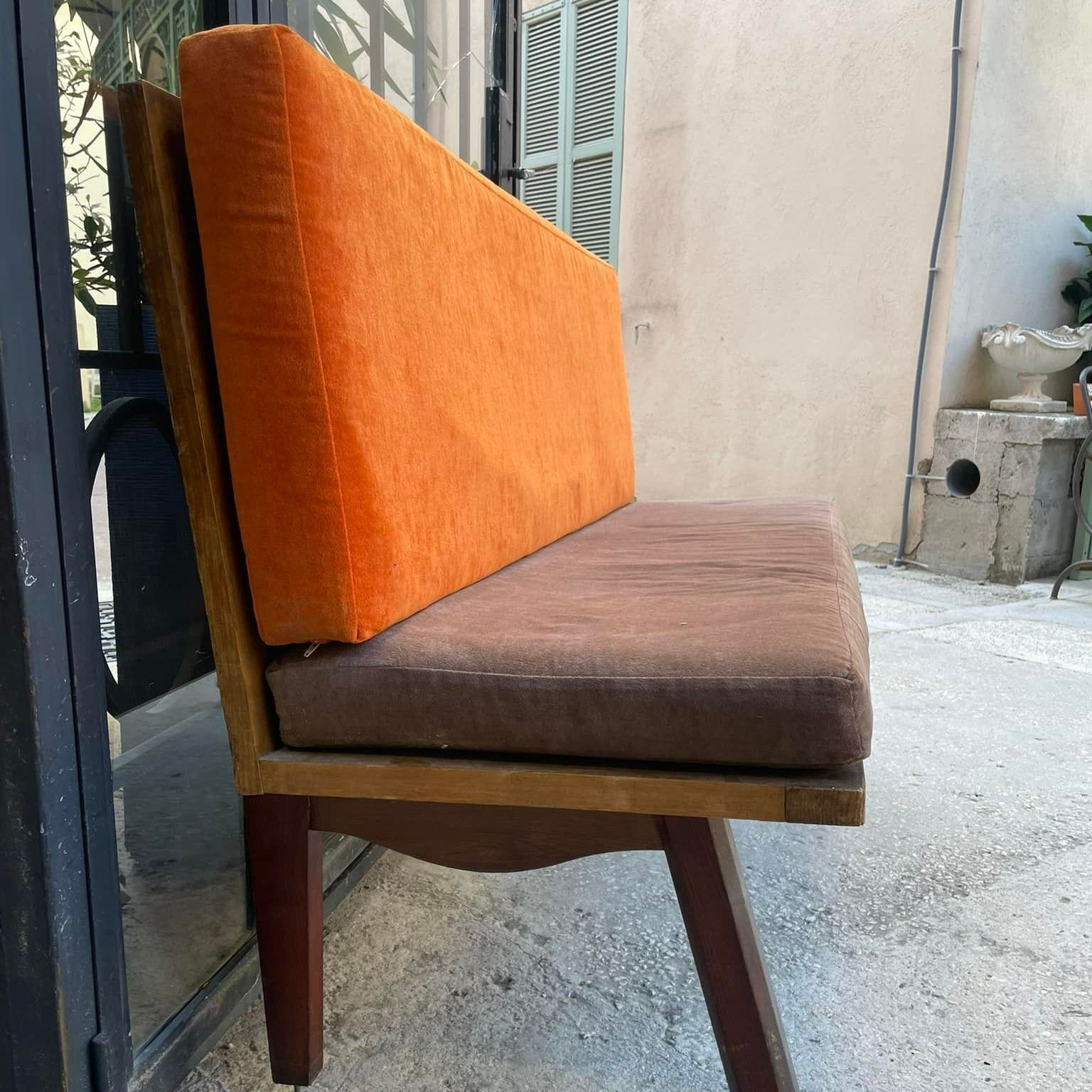 Sofa en bois orange et marron