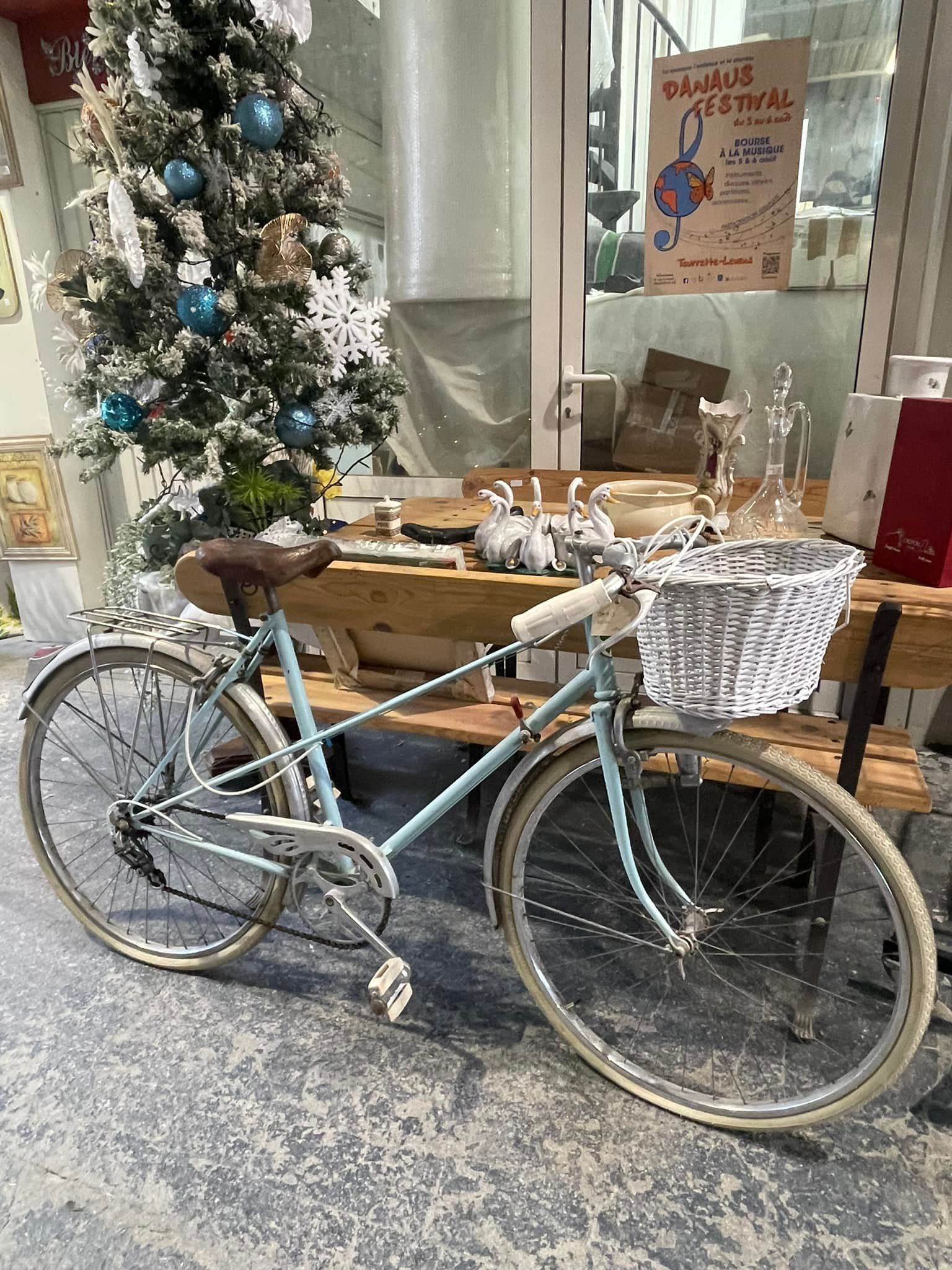 Vélo vintage à côté d'une table