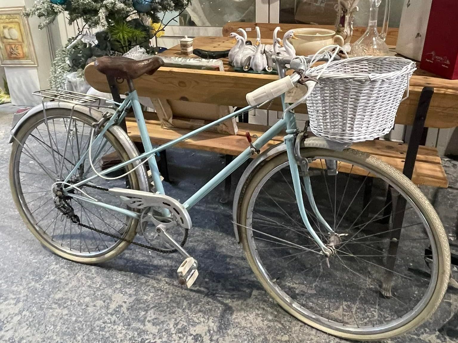Vélo ancien devant une table