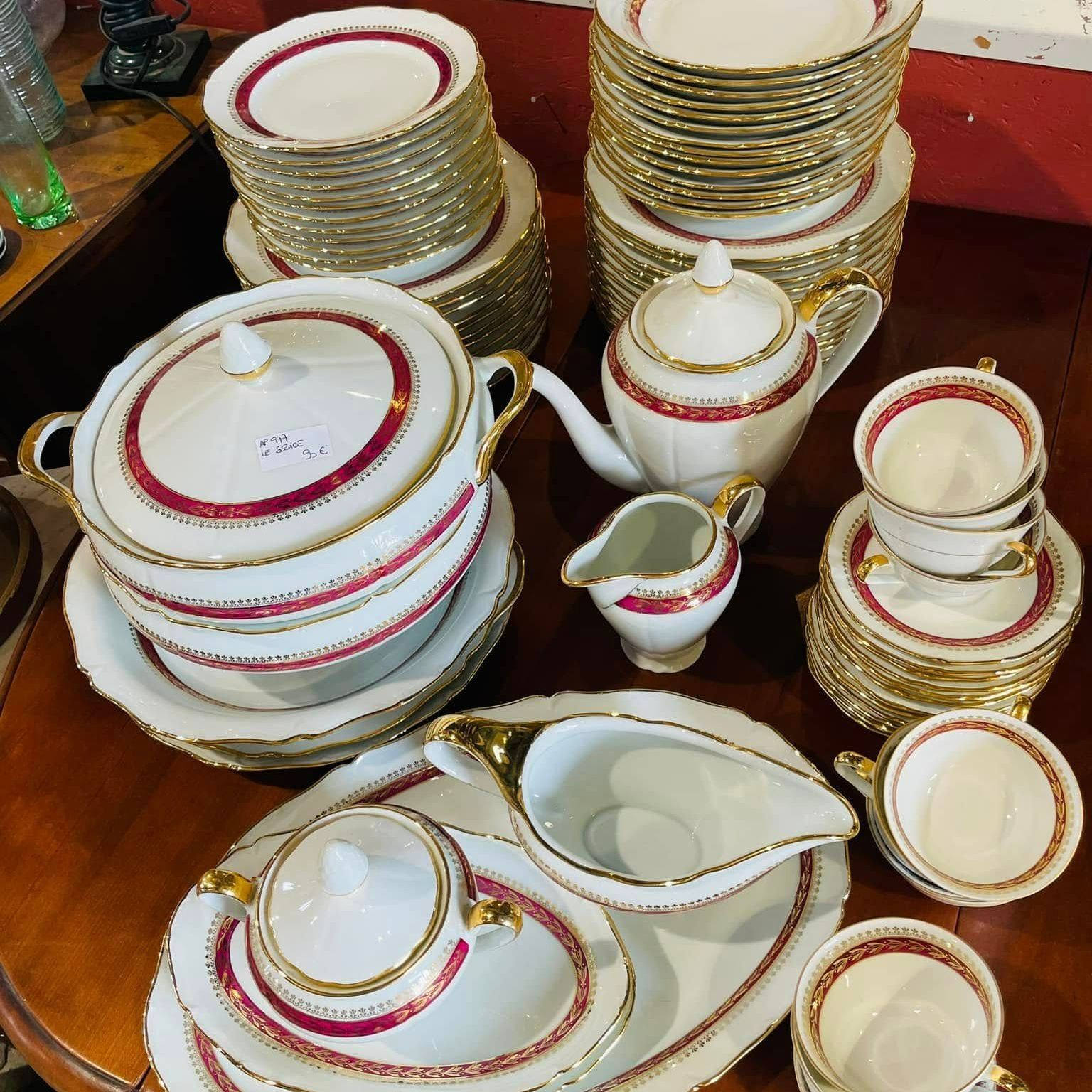 Ensemble de vaiselle blanc, doré et rouge