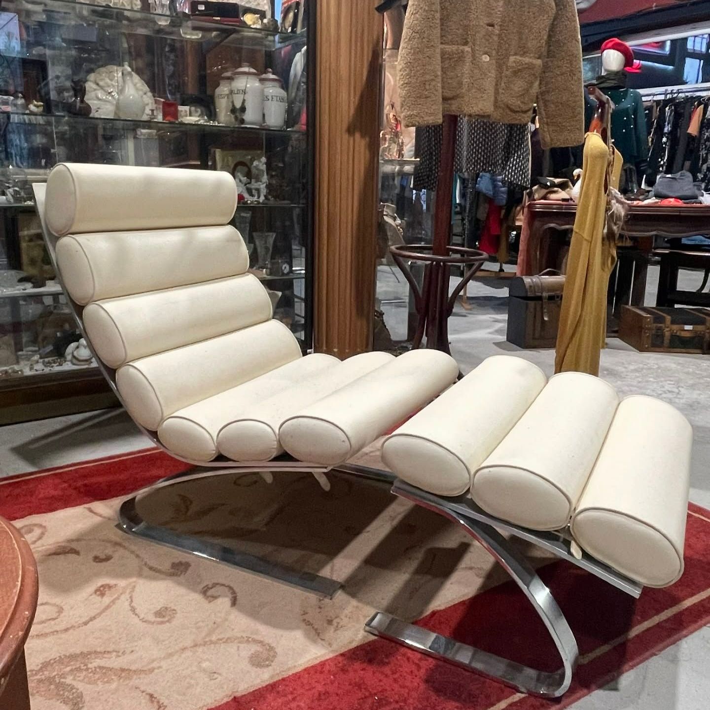 Fauteuil moderne écru en cuir
