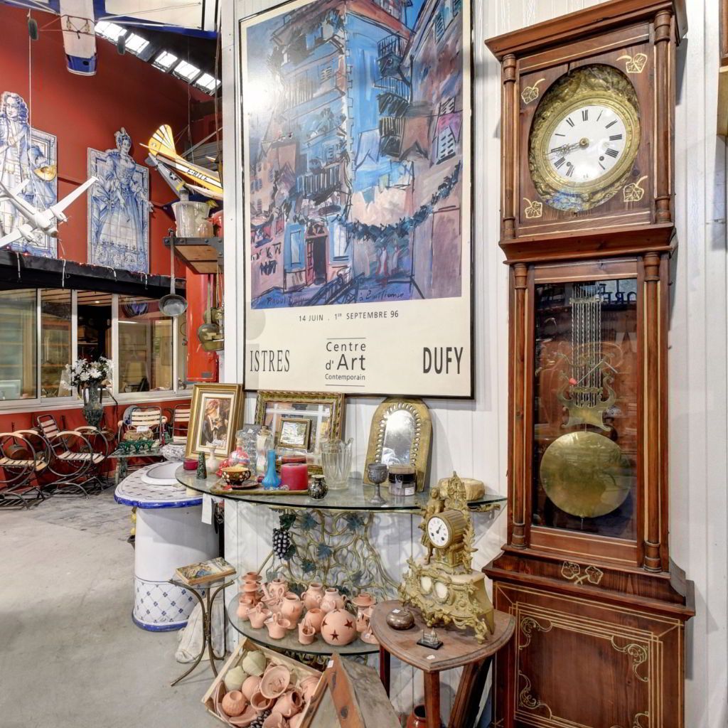 Grande affiche à coté d'une horloge en bois