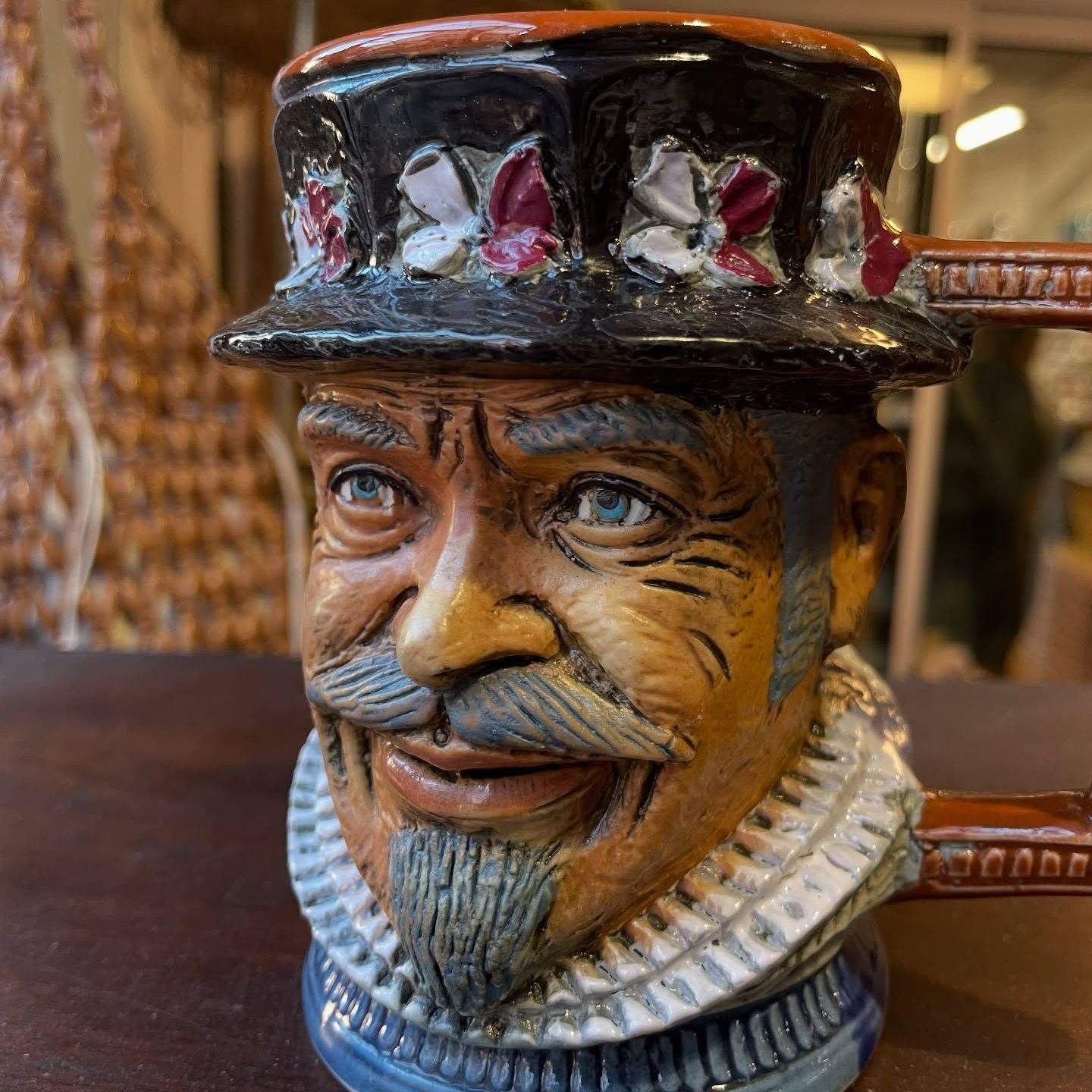 Sculpture d'une tête d'homme avec un chapeau