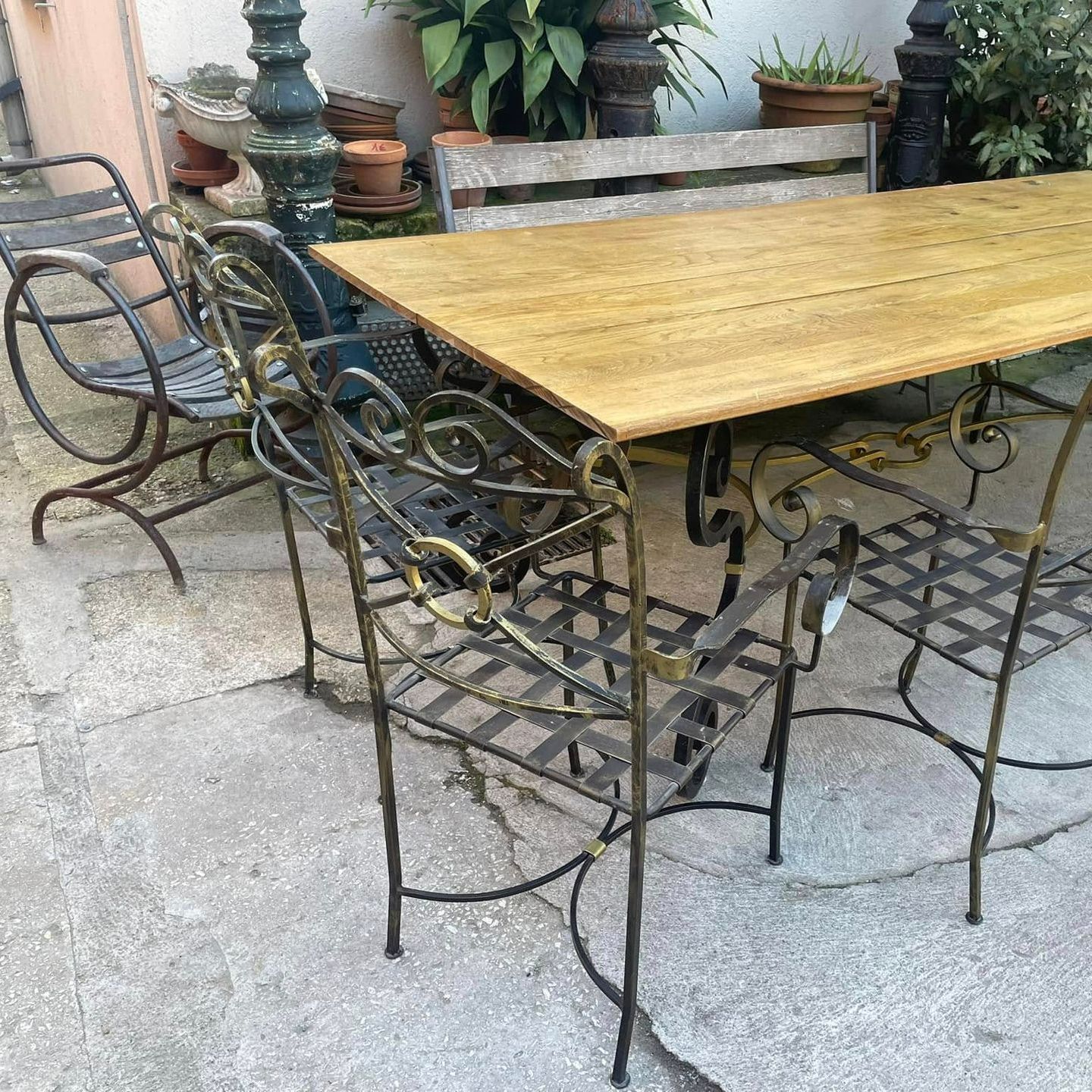 Salon de jardin en bois et en fer forgé