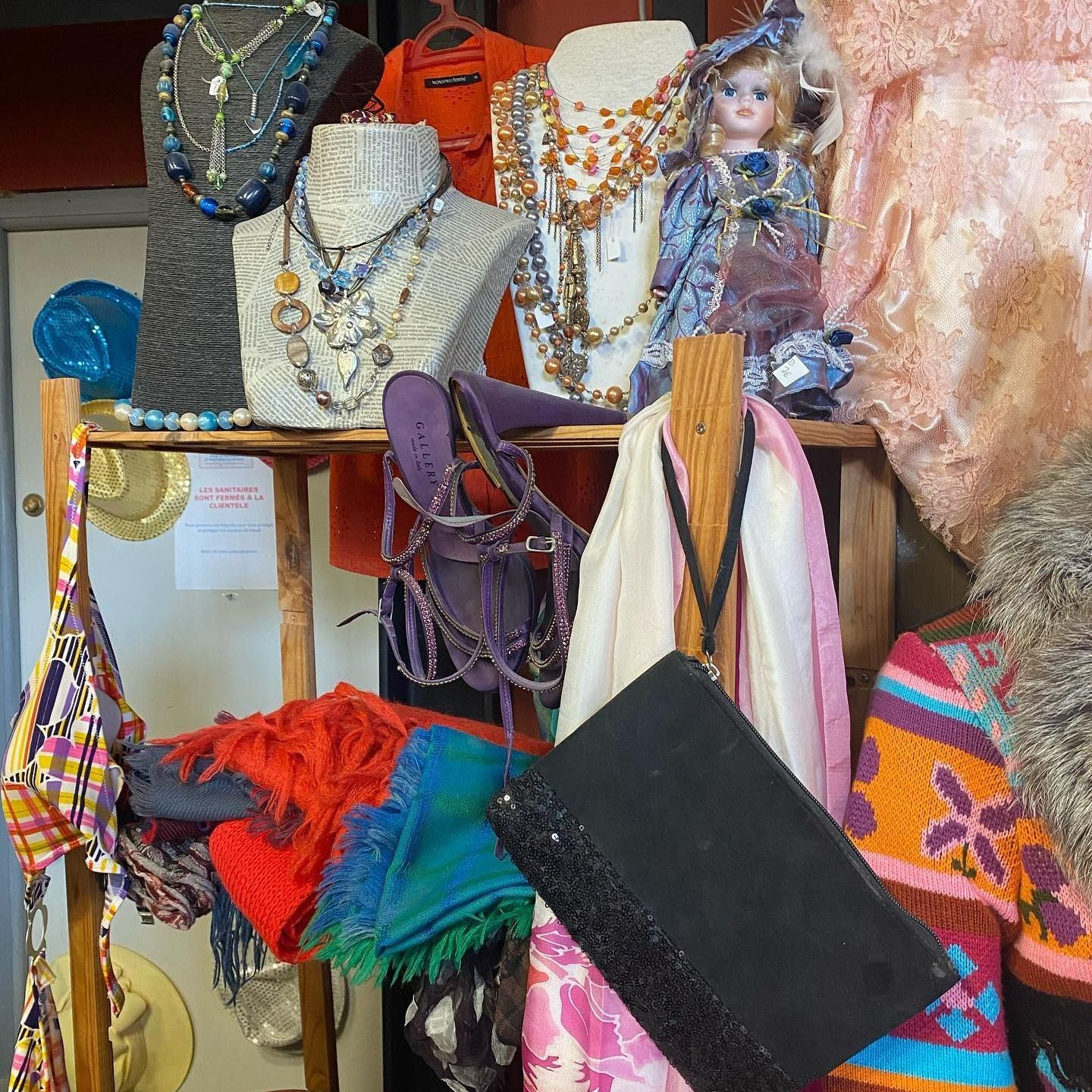 Bijoux vintages, foulards et accessoires dans une friperie