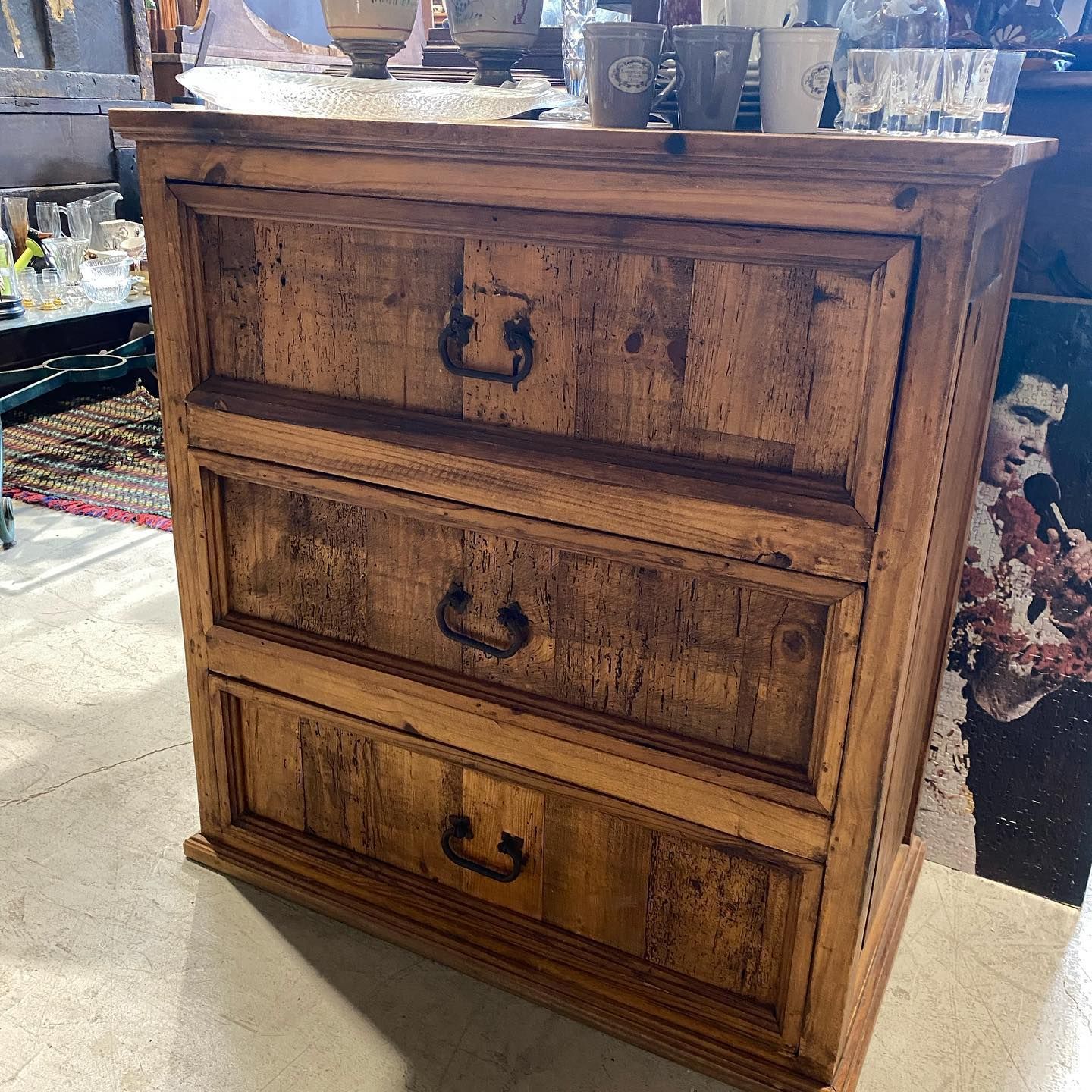 Commode en bois brut et puzzle d'Elvis Priestley