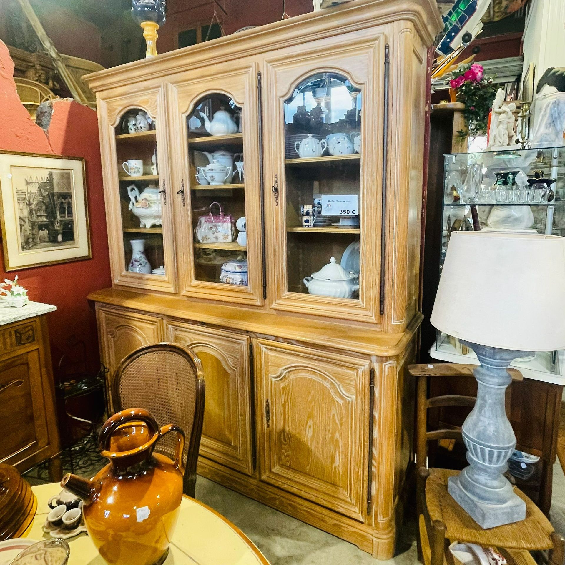 Vaisellier en bois avec une lampe grise sur pied