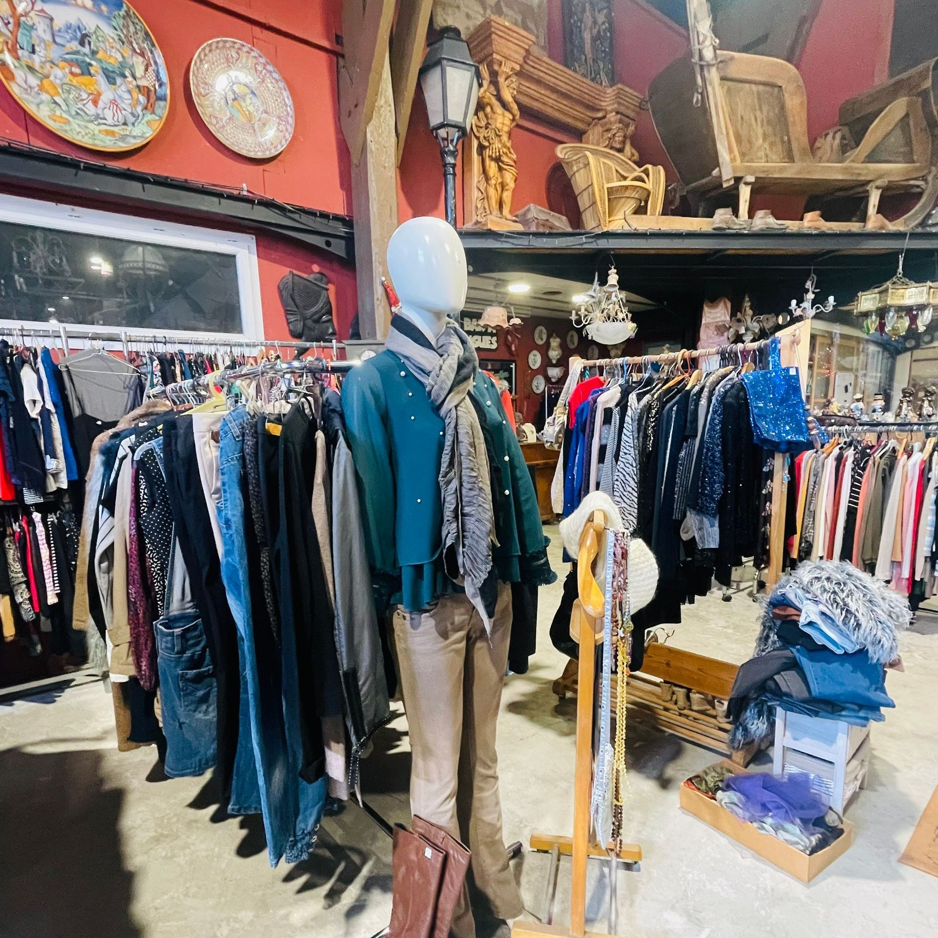 Mannequin habillé dans une friperie