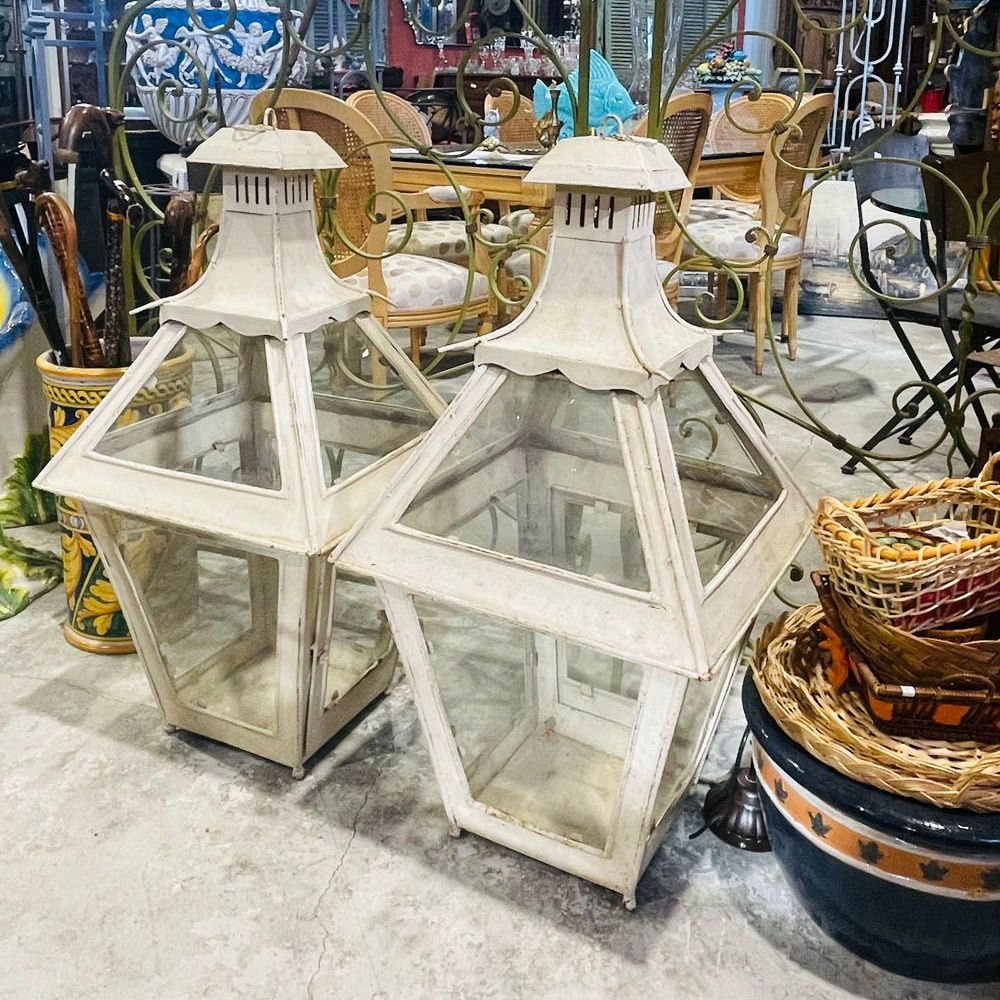 Deux lanternes blanches