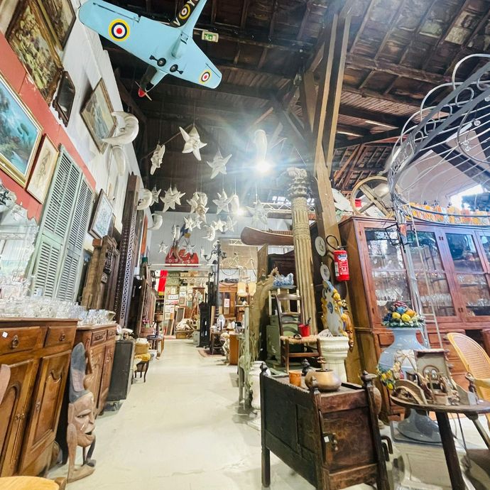 Dépôt-vente avec une large sélection d'objets anciens